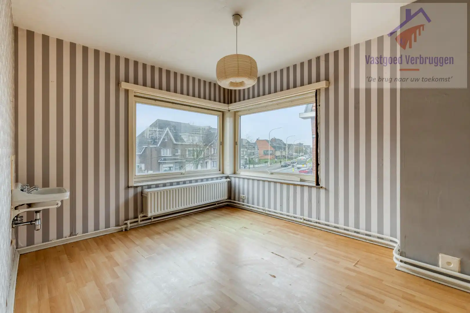 Te renoveren halfopen bebouwing met garage foto 11