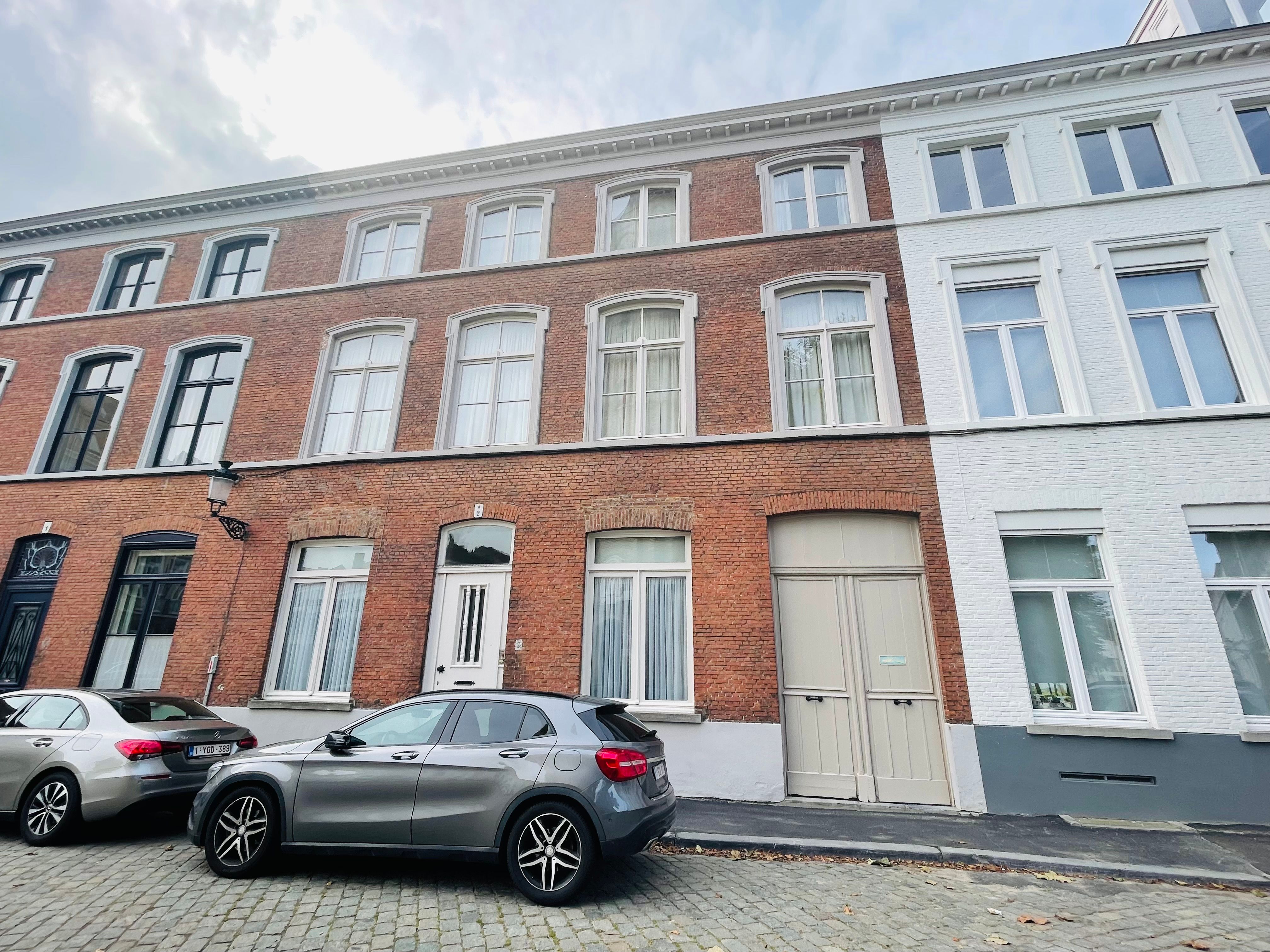 Brugge centrum, Op het Sint-Annaplein, LICHTRIJK APPARTEMENT met GROTE LIVING, 1 slaapkamer, mogelijk om de fiets in het poortje te plaatsen. foto 1