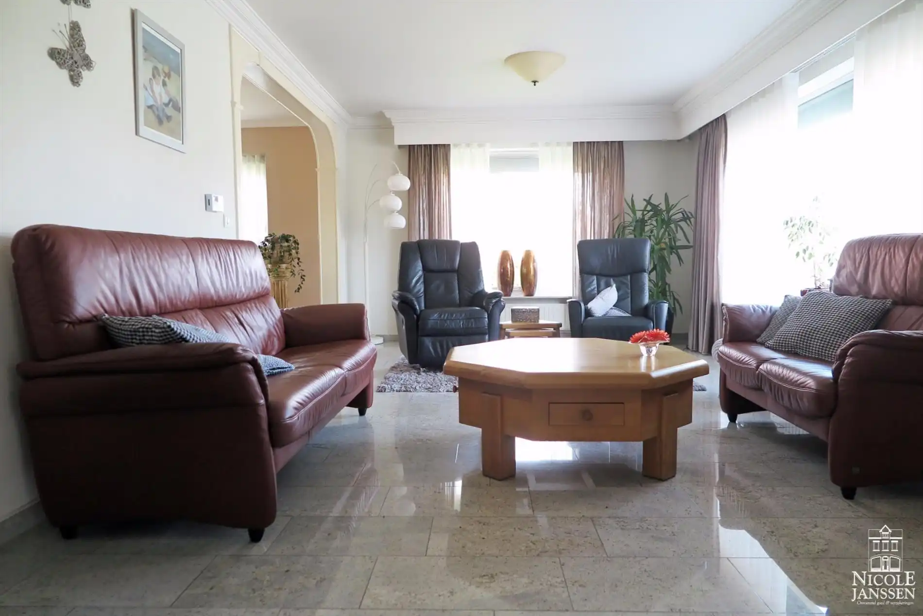 Praktisch split-level huis met mooi aangelegde tuin, zwembad en inpandige garage foto 7