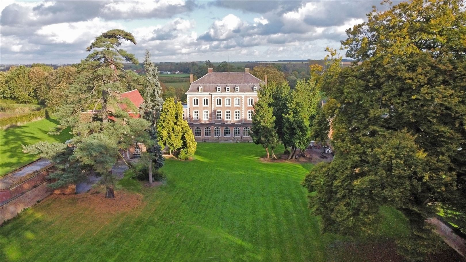 Uniek kasteeldomein op ±6.5 Ha met veel mogelijkheden foto 24