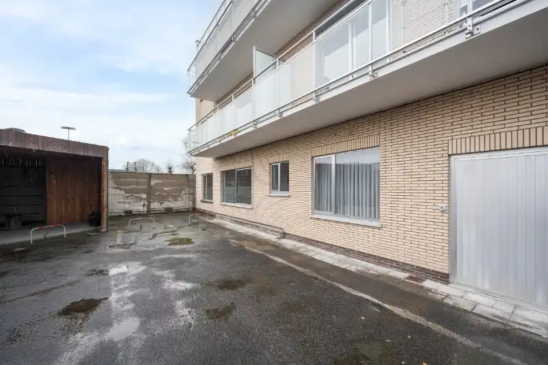 Gelijkvloers appartement met handelsruimte en parking nabij centrum Roeselare foto 14