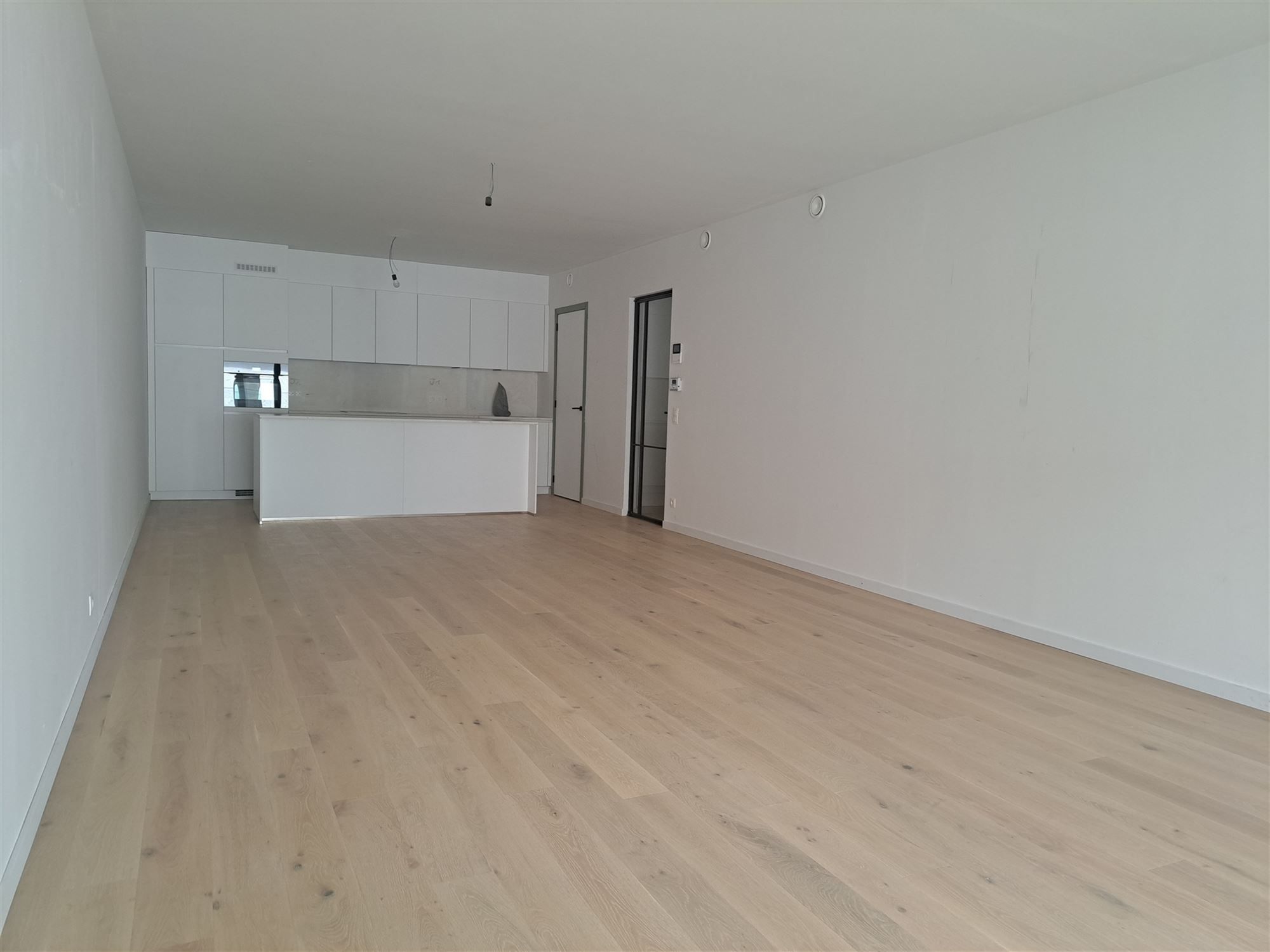 Ontdek dit moderne appartement met een luxueuze afwerking en mooi design. 2 slaapkamers met elk hun badkamer. En met ondergrondse parking. foto 7
