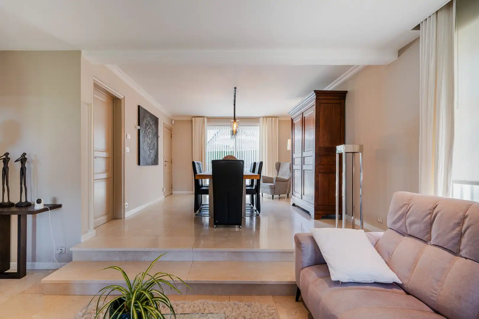 Charmante woning met 4 slaapkamers en verzorgde tuin met zwembad foto 5