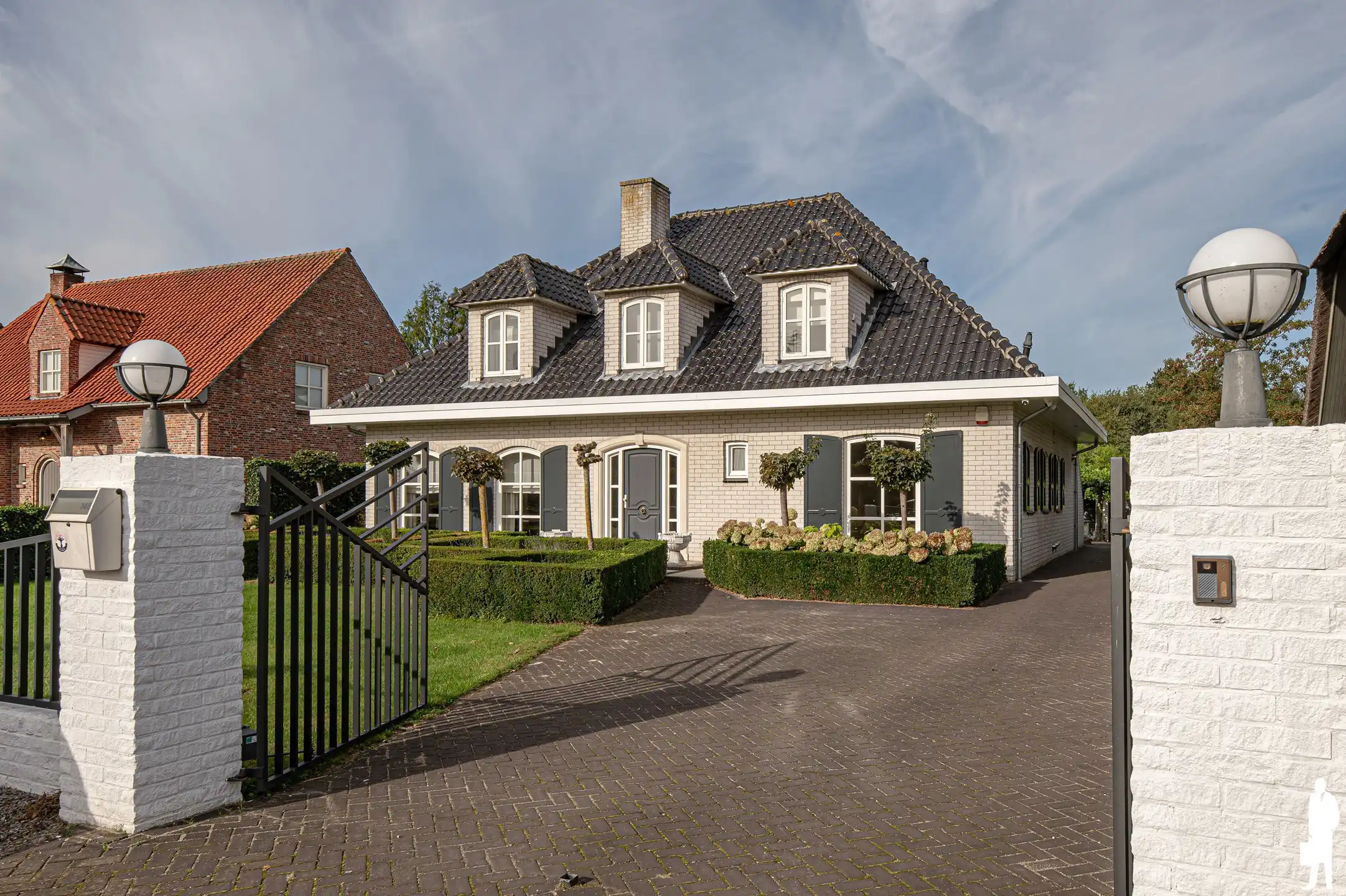 Ruime statige villa met 4 slaapkamers, 2 badkamers en dubbele garage in Wuustwezel foto {{pictureIndex}}