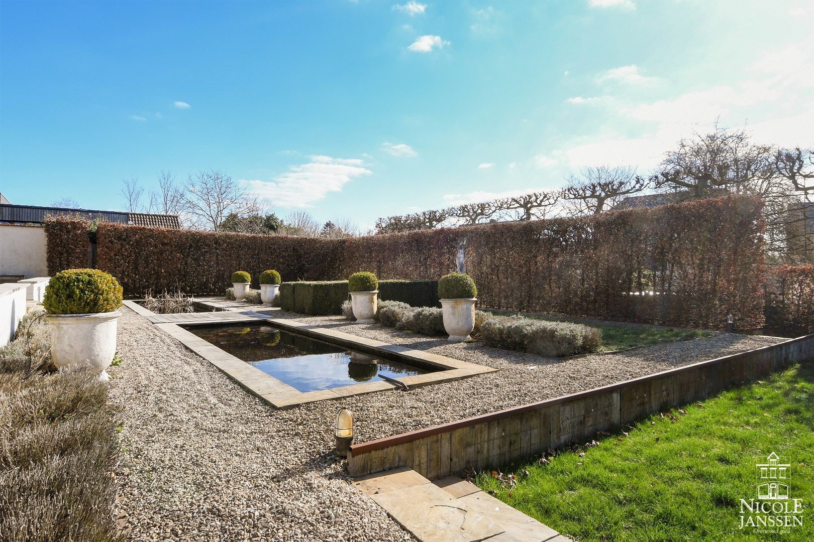 Kwalitatief afgewerkte en instapklare villa met mooi aangelegde tuin nabij het centrum  foto 34