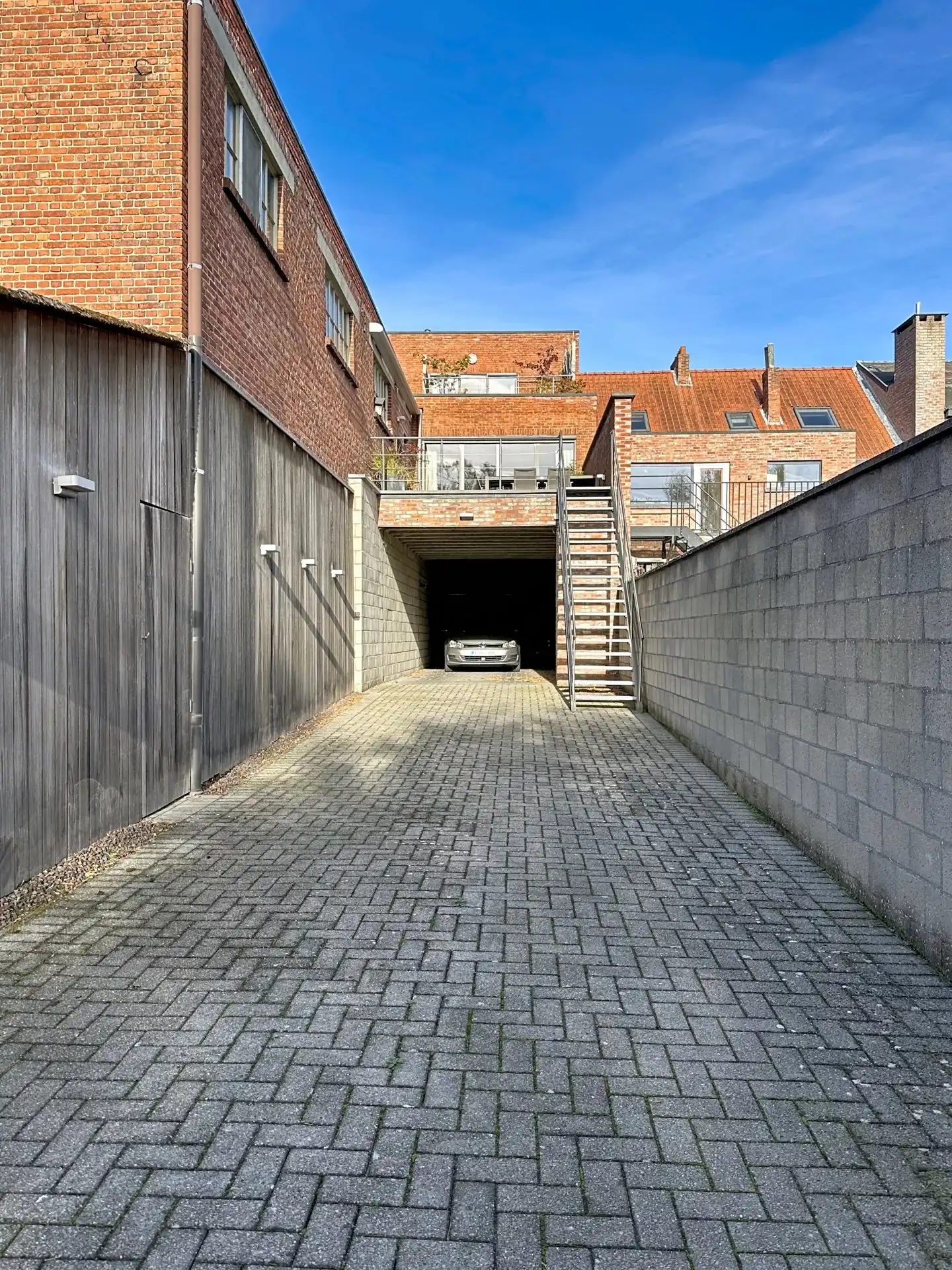 Zeer ruim en luxueus appartement met 2 slaapkamers, terras, tuin en overdekte staanplaats. foto 31