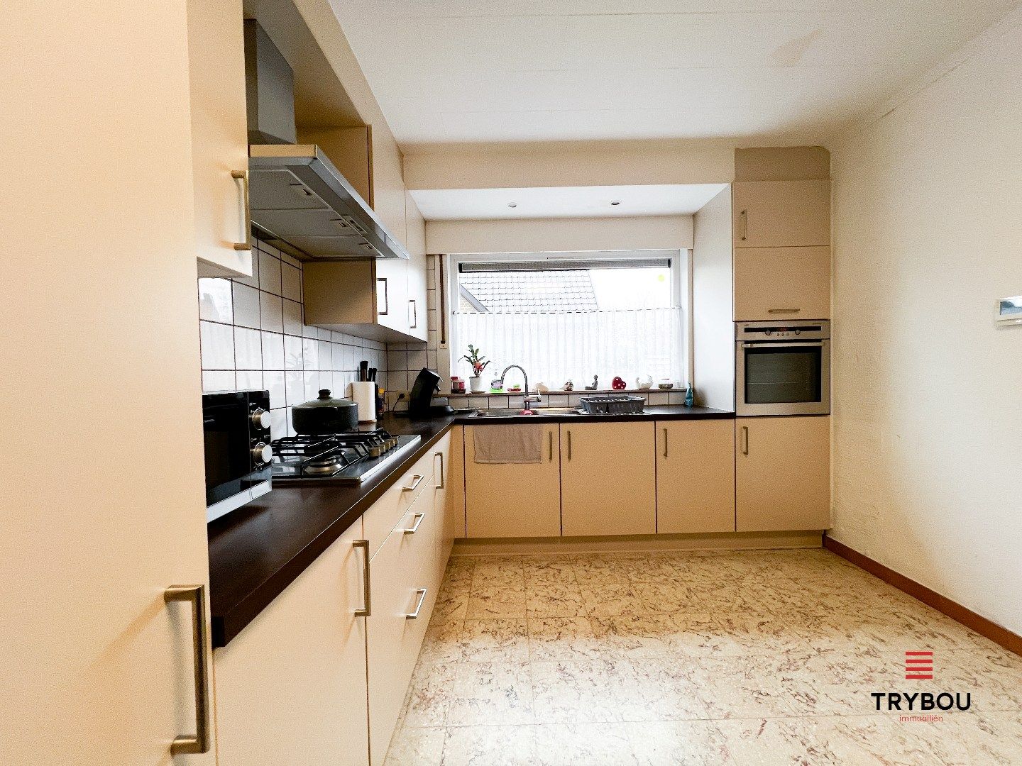 Ruime woning met garage, tuin en drie slaapkamers foto 3