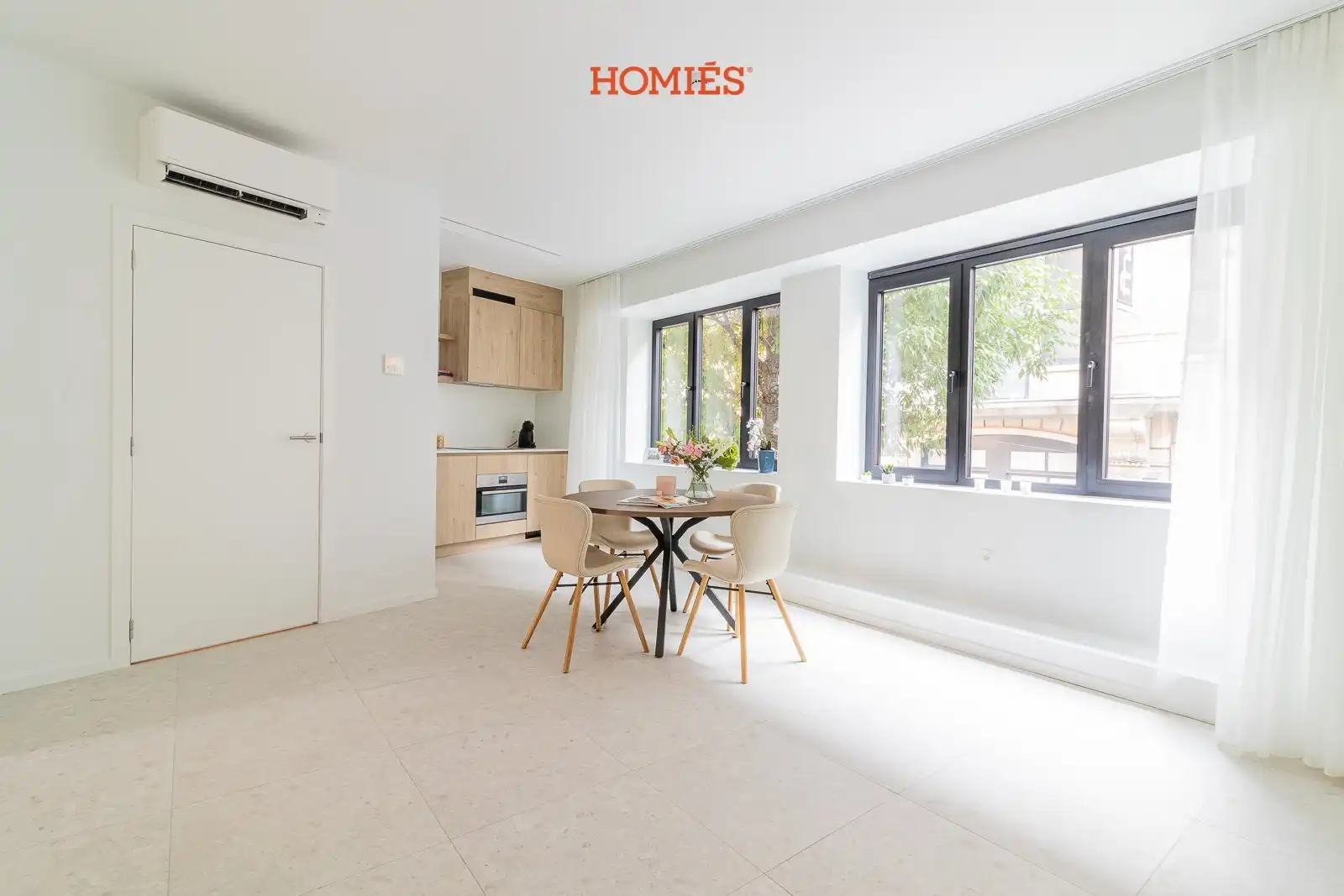Modern bemeubeld appartement met topafwerking foto {{pictureIndex}}