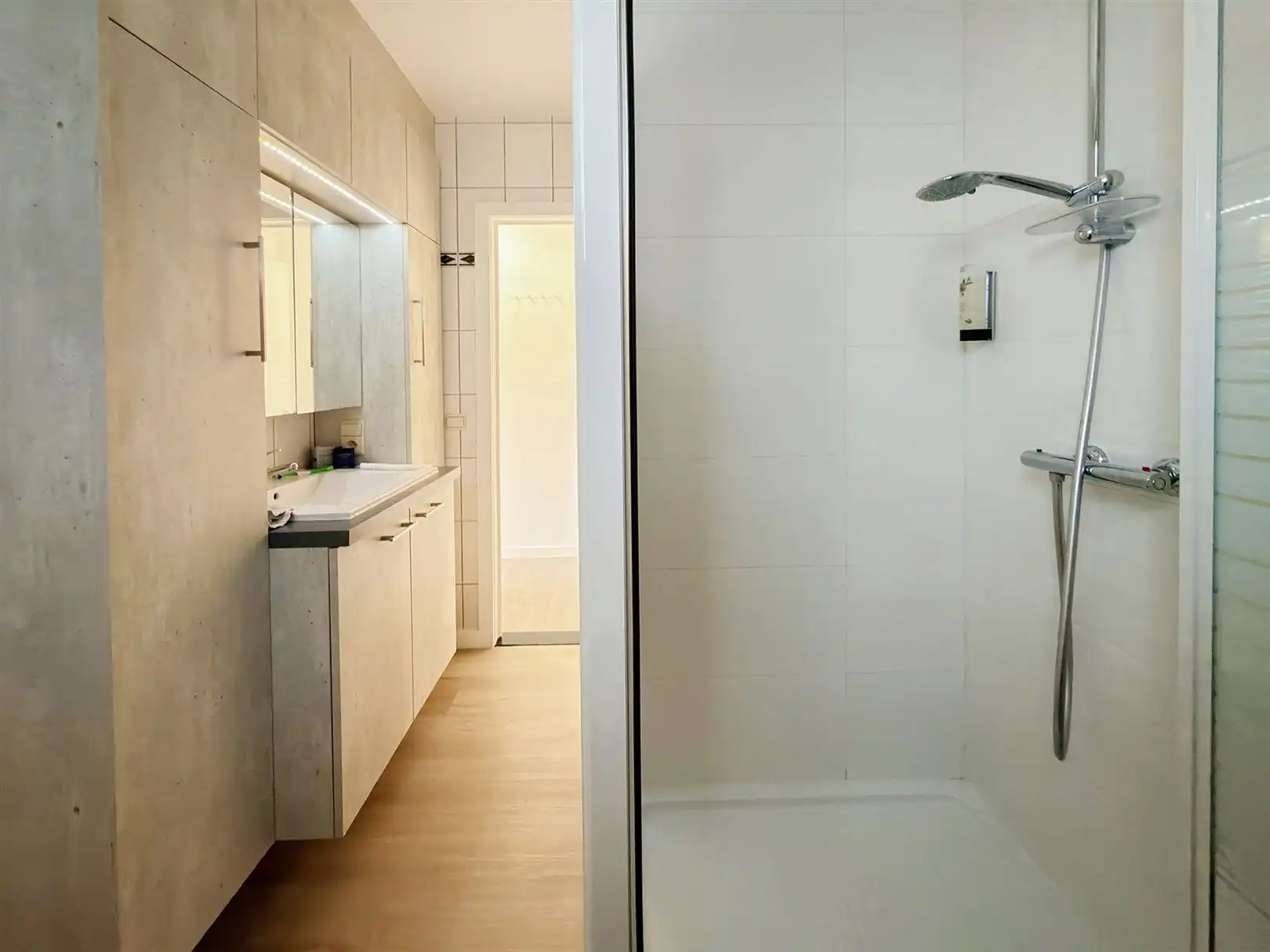 Handelsgelijkvloers, 3 appartementen en eigen parking!! foto 33
