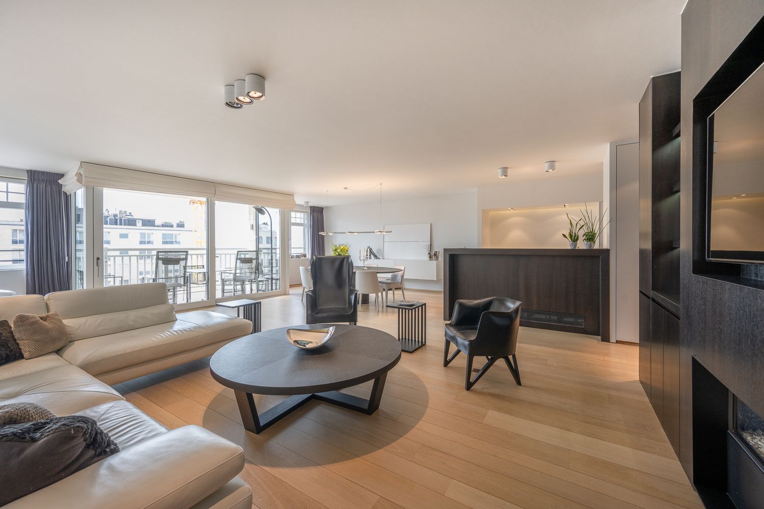 Instapklaar appartement (gevelbreedte van 8,6m!) met 3 slaapkamers op het exclusieve Albertplein te Albertplein Knokke-Zoute. foto 3