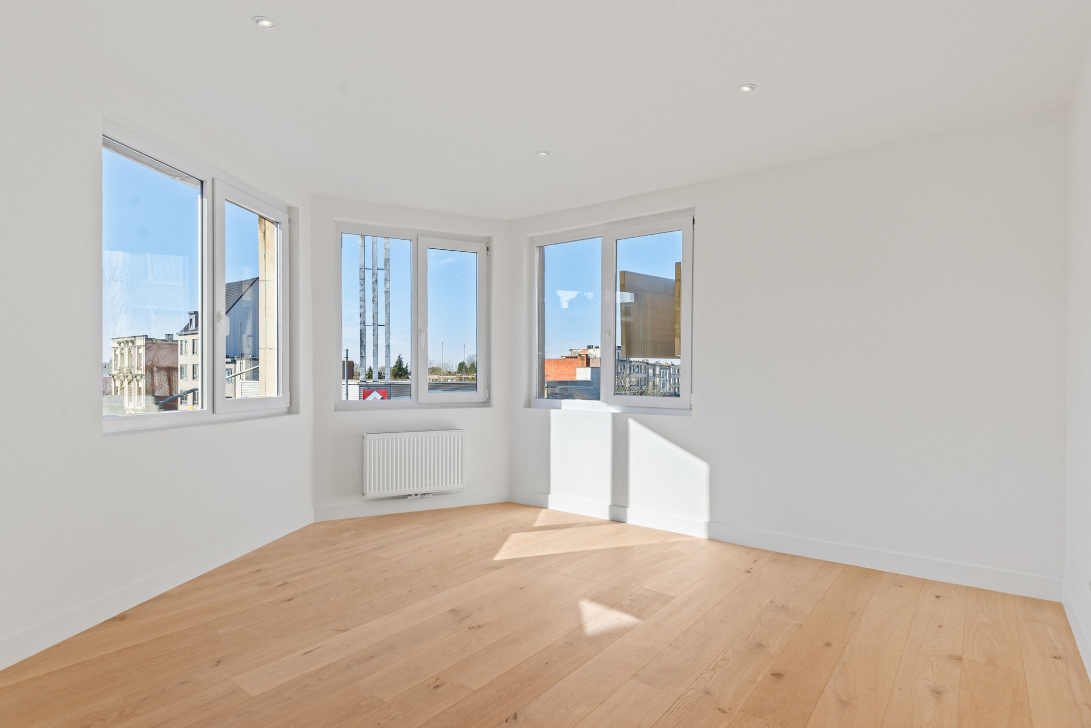 Volledig gerenoveerd 2 slaapkamer appartement met hoogwaardige materialen en veel lichtinval! foto 12