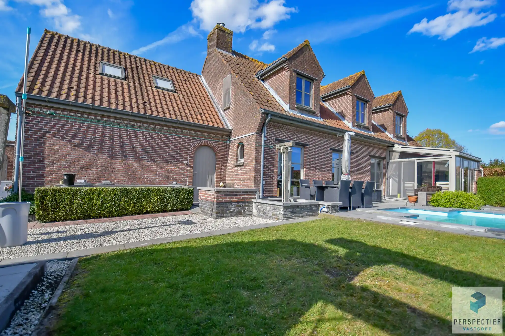 Landelijk gelegen villa met handelsruimte en buitenzwembad op 1370 m² foto {{pictureIndex}}