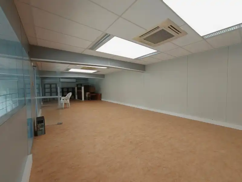 Magazijn met kantoren en ruime buitenopslag langs de A12 foto 8