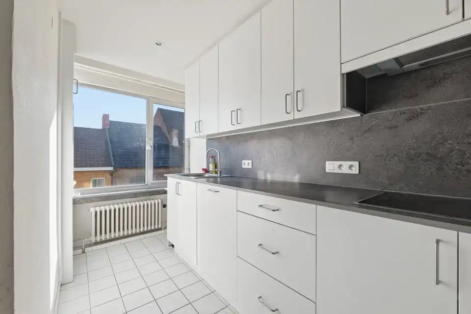 LICHTRIJK APPARTEMENT MET 2 SLKS IN HET CENTRUM VAN SINT-TRUIDEN foto 12