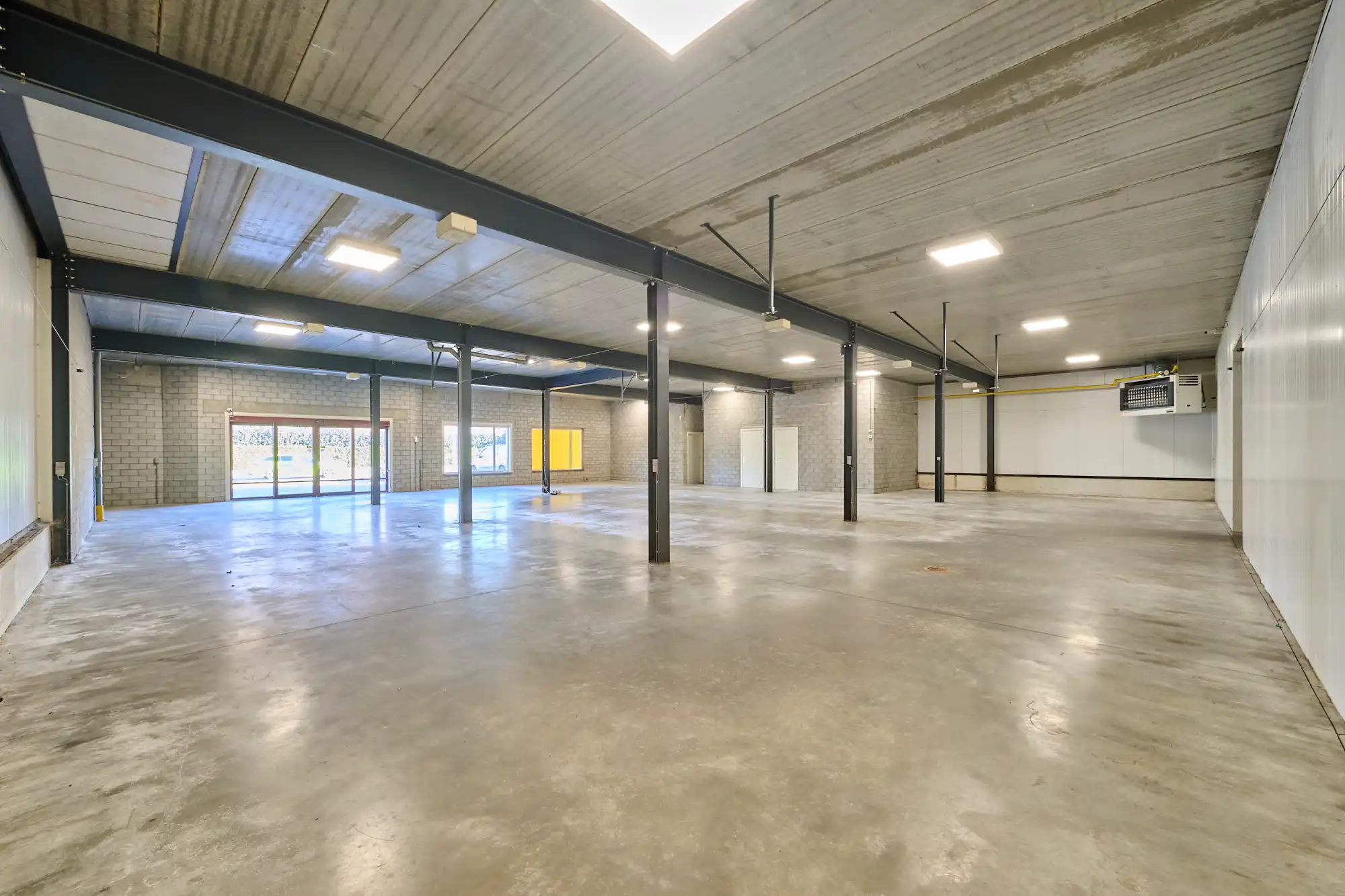 TE KOOP Dilsen-Stokkem: bedrijfsgebouw met appartementen foto 8