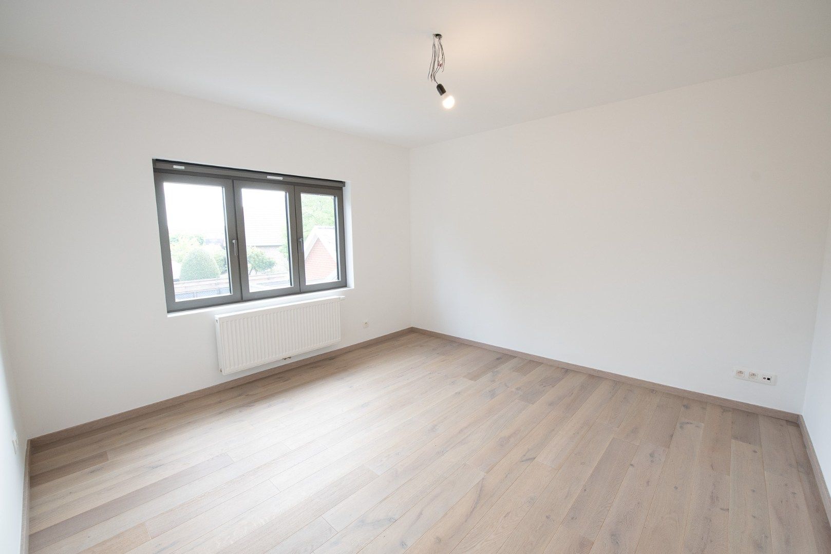 Knap gerenoveerde halfopen bebouwing met 3 slpks, garage & carport! foto 14