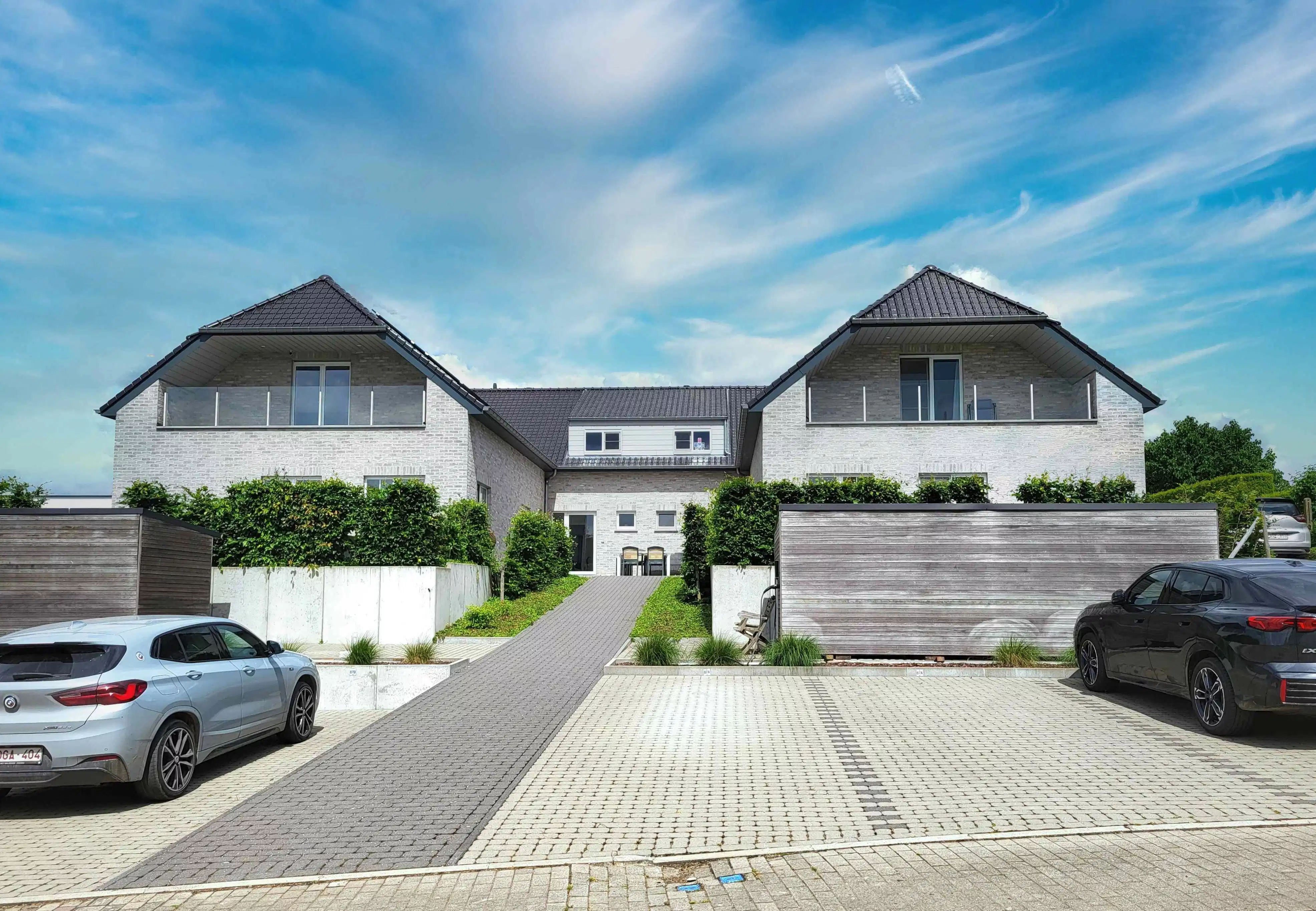 Prachtige nieuwbouwwoning van 195m² met terras v 40m², tuin, zonnepanelen en twee staanplaatsen. Aanrader! foto {{pictureIndex}}