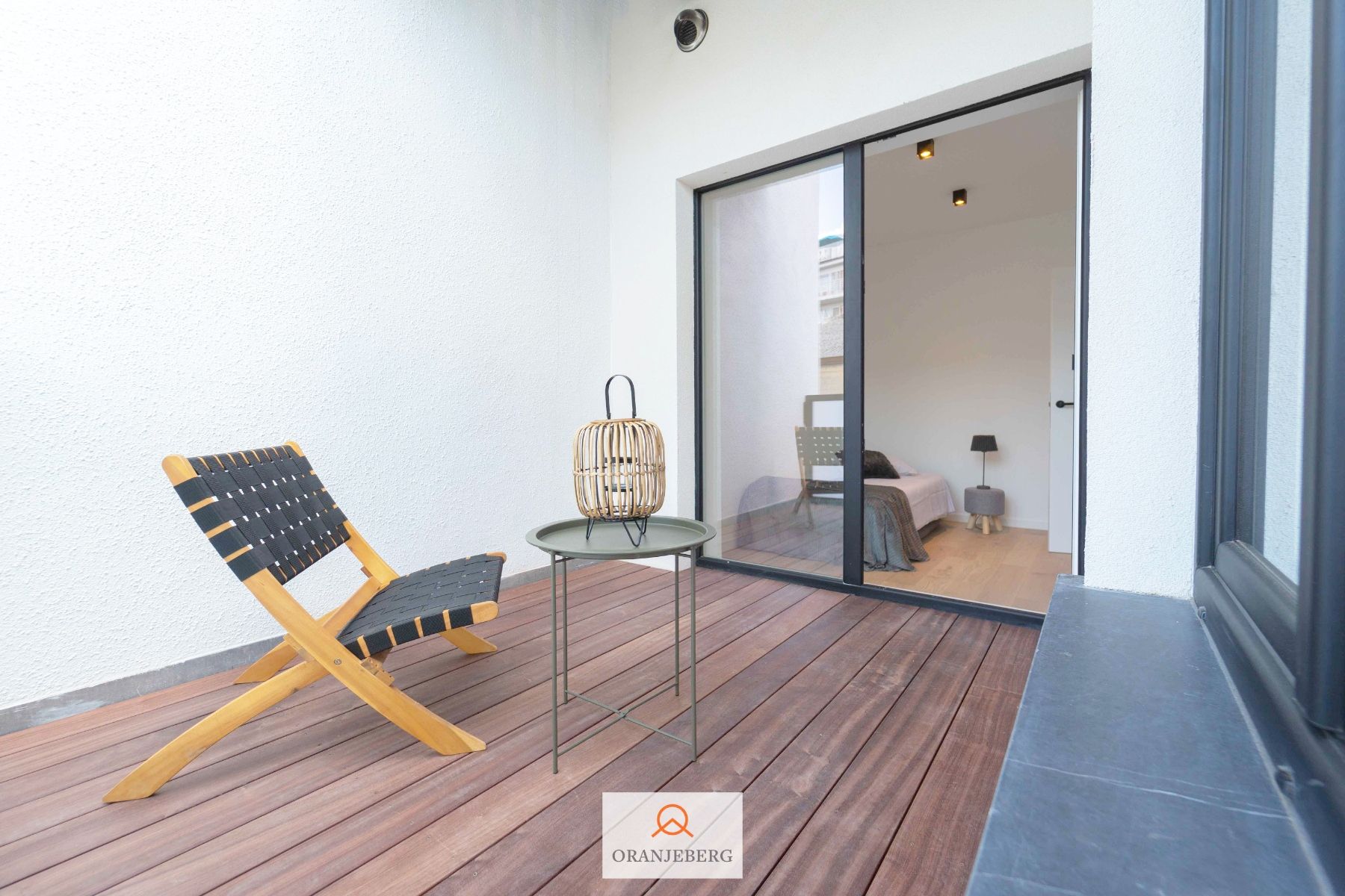 Lichtrijk en gerenoveerd 2 slpk appartement met terras foto 3