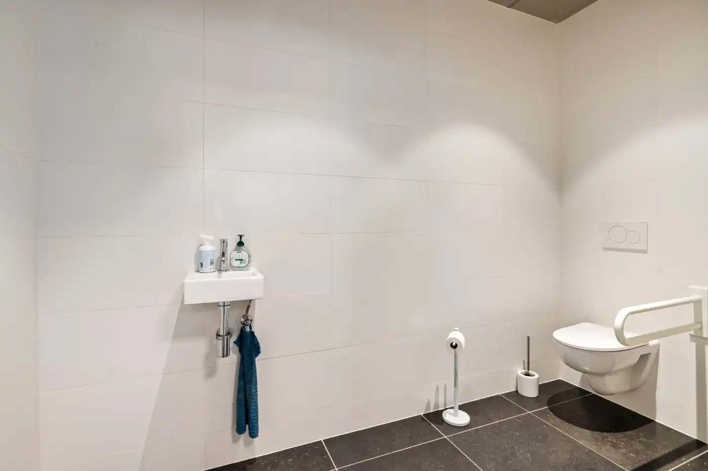 Ruime, volledig ingerichte kantoorruimte van 200 m² in hartje Stabroek foto 11