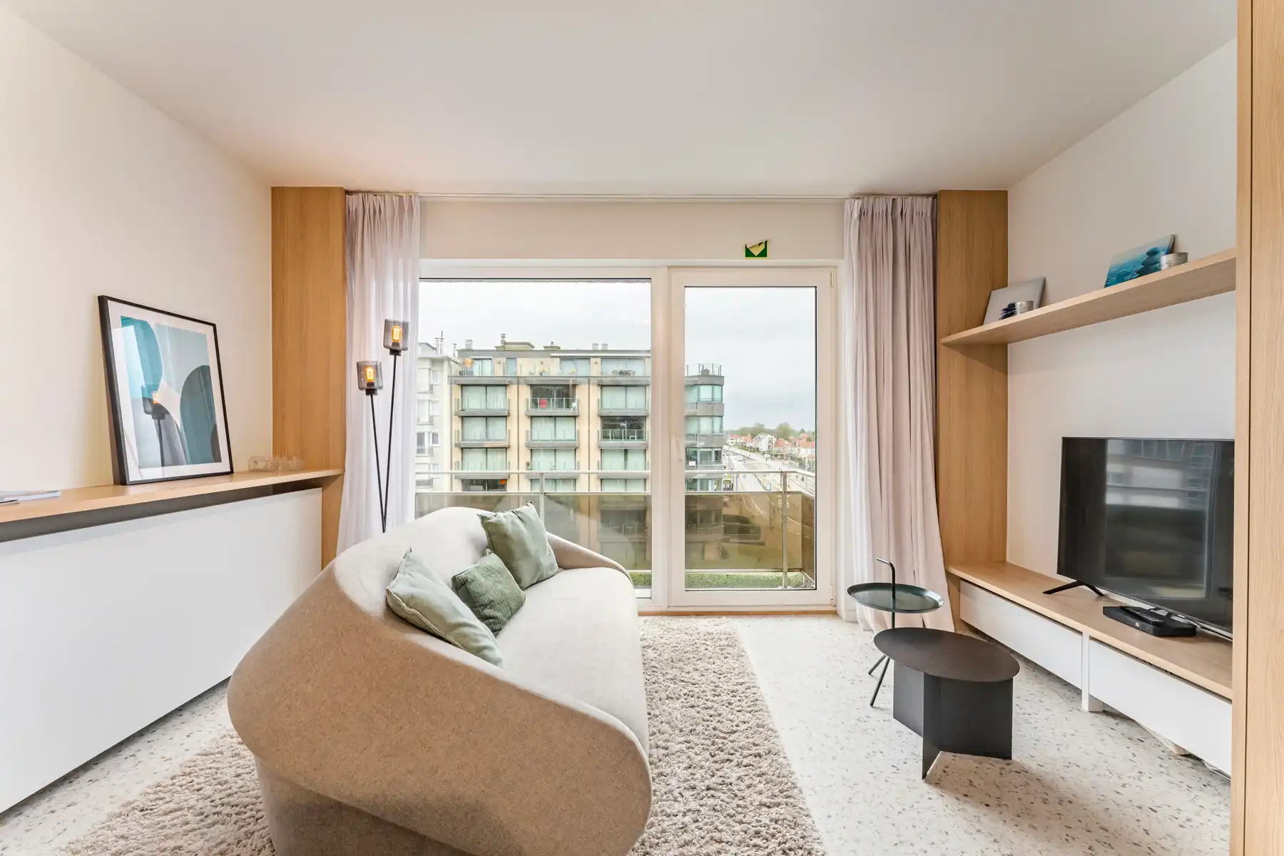 Stijlvol gerenoveerd appartement met zijdelings zeezicht foto 4