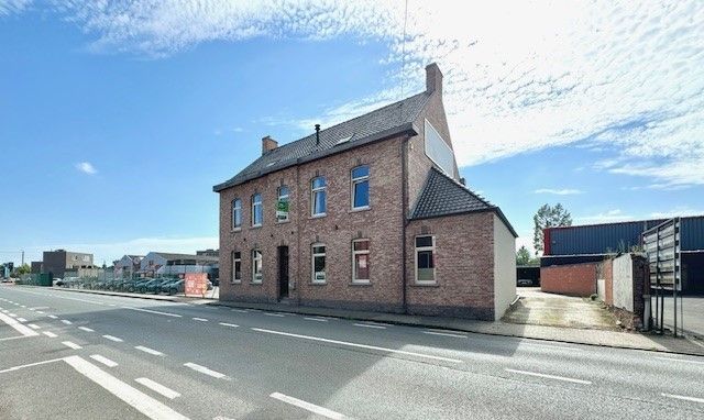 Hoofdfoto van de publicatie: GERENOVEERDE WONING MET 6 KAMERS EN PRAKTIJKRUIMTE/ BUREAU