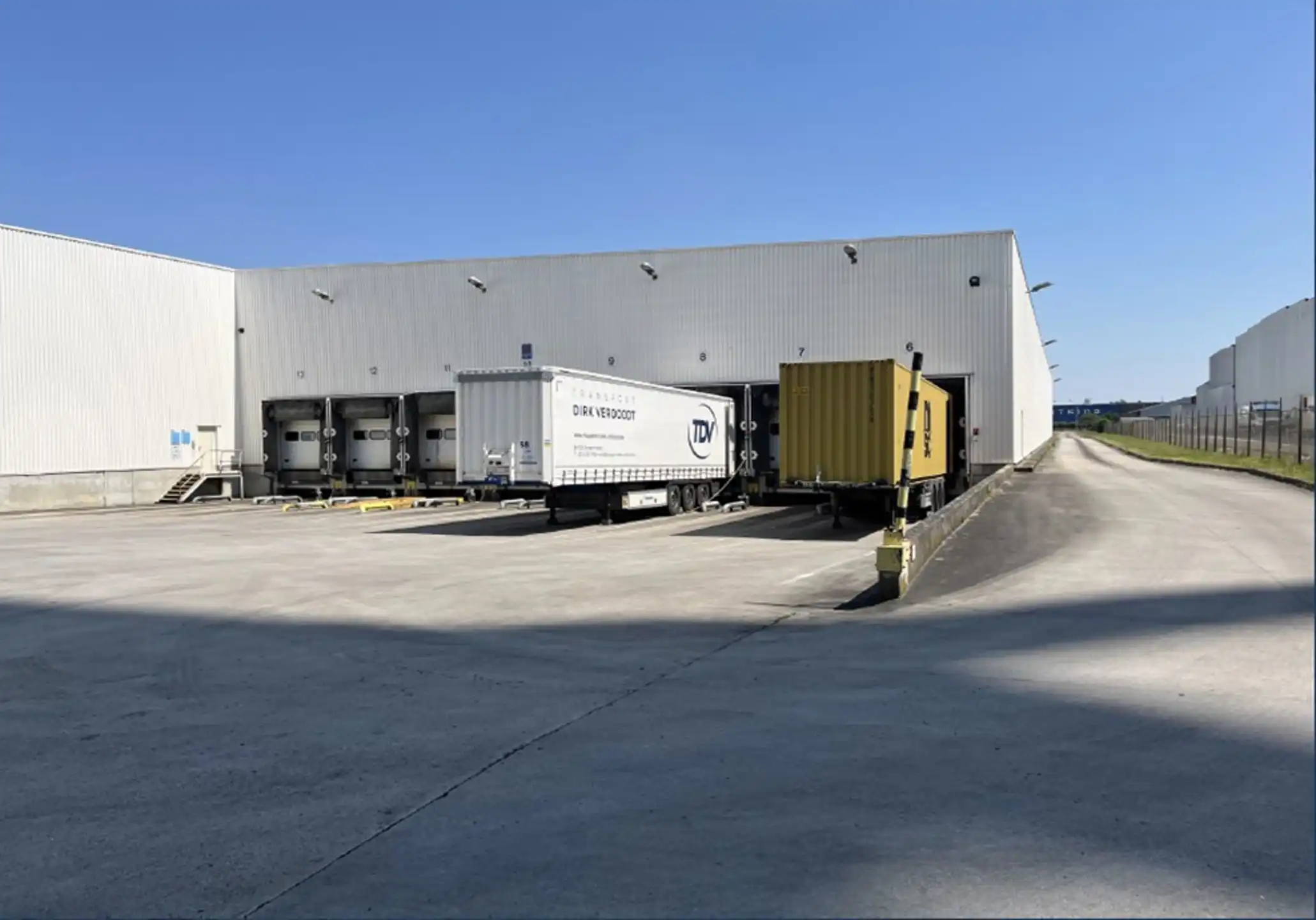 Uniek logistiek bedrijfsgebouw te huur 6.270m² foto {{pictureIndex}}