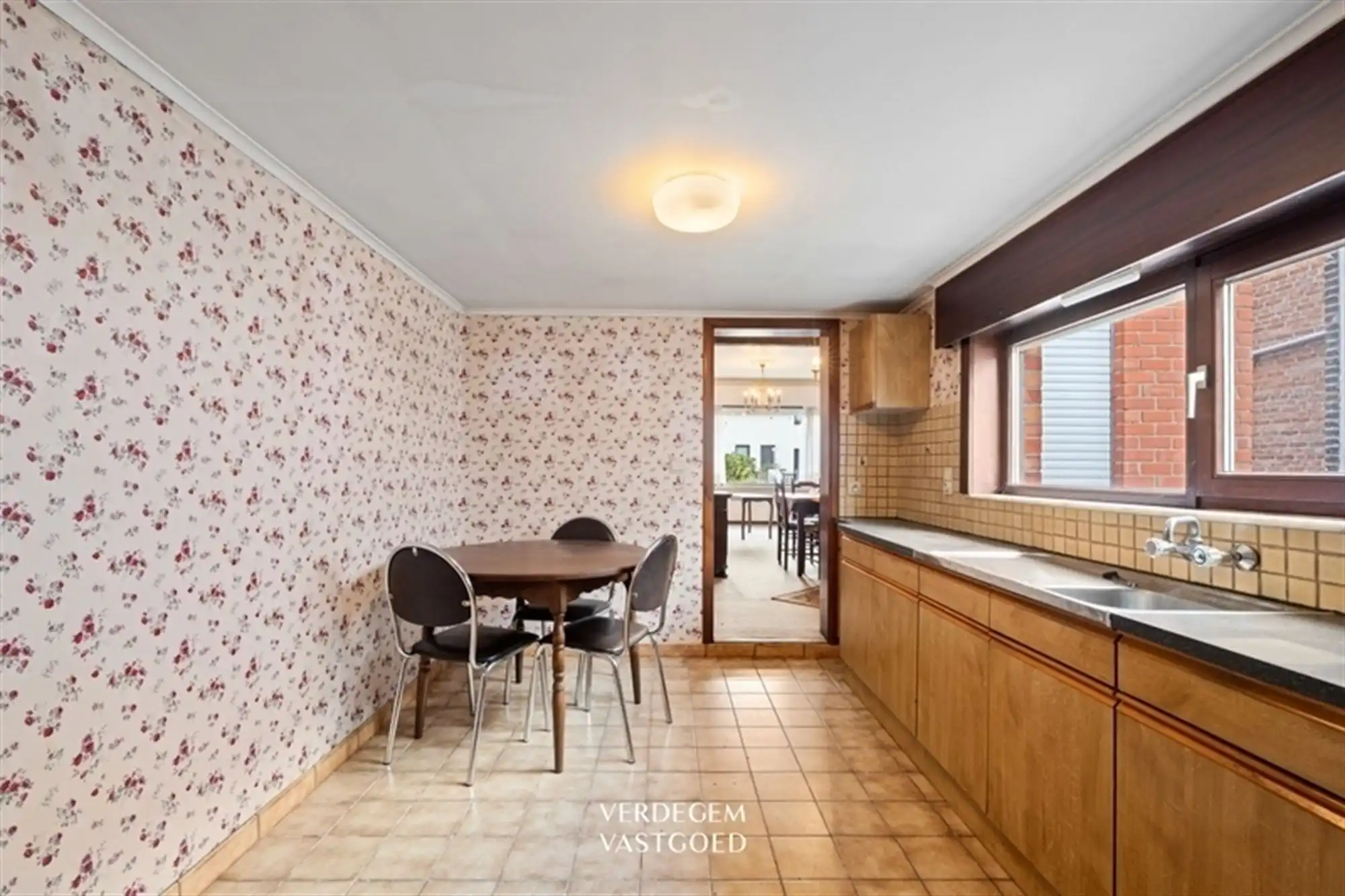 Halfopen woning met 2 slaapkamers, tuin en oprit naar achterliggende garage foto 6