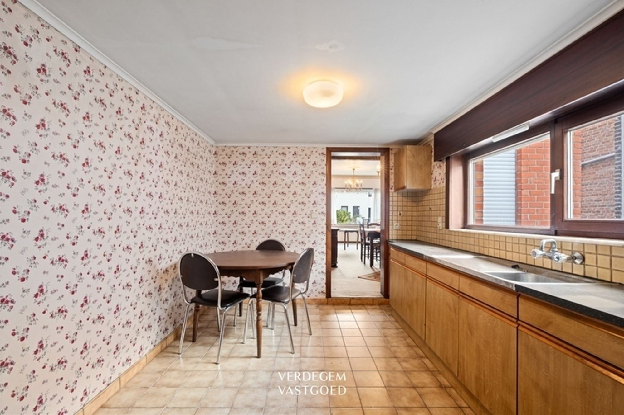 Halfopen woning met 2 slaapkamers, tuin en oprit naar achterliggende garage foto 6