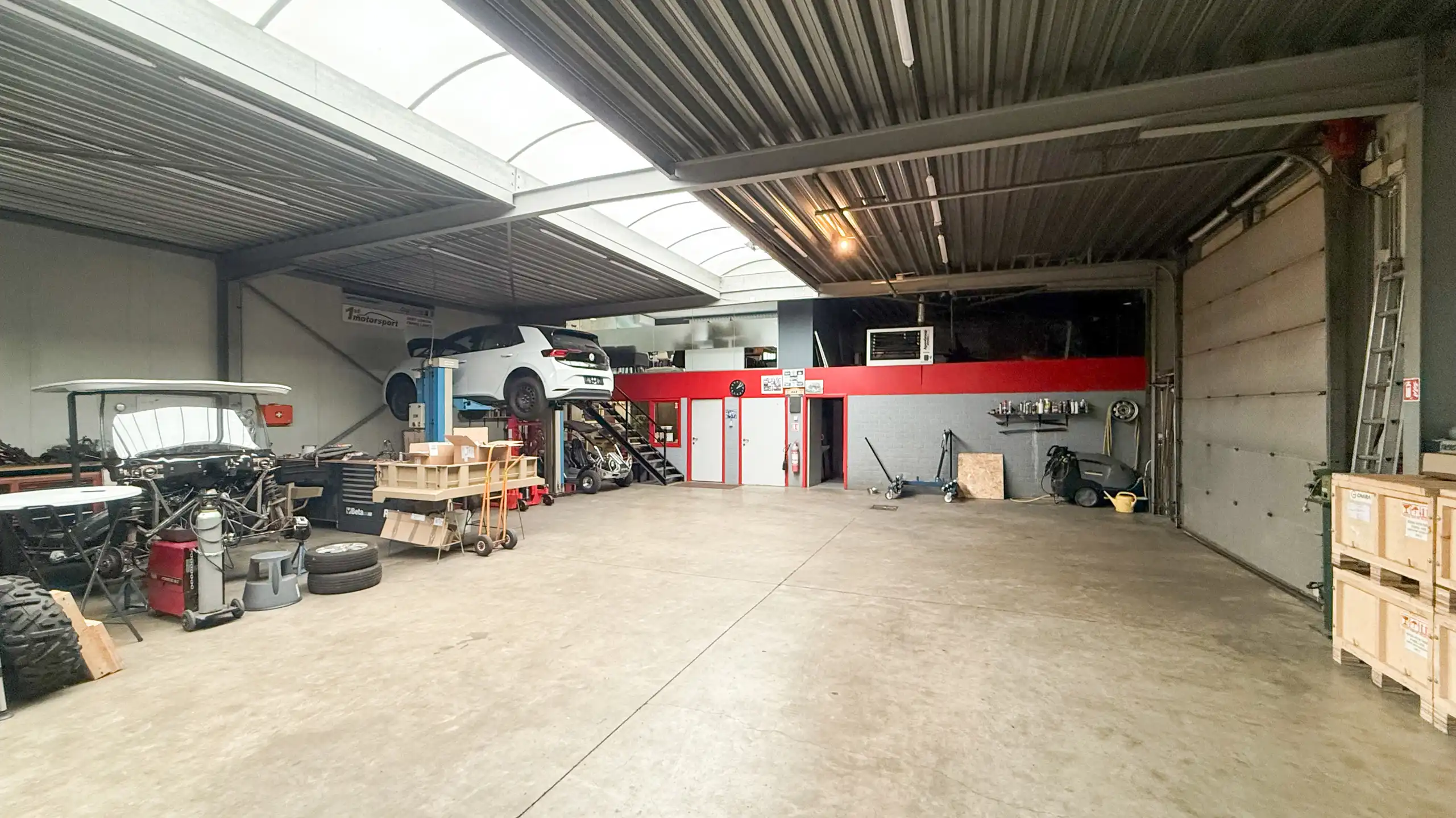 Gelijkvloerse woning met ruim magazijn en zwembad! foto 53