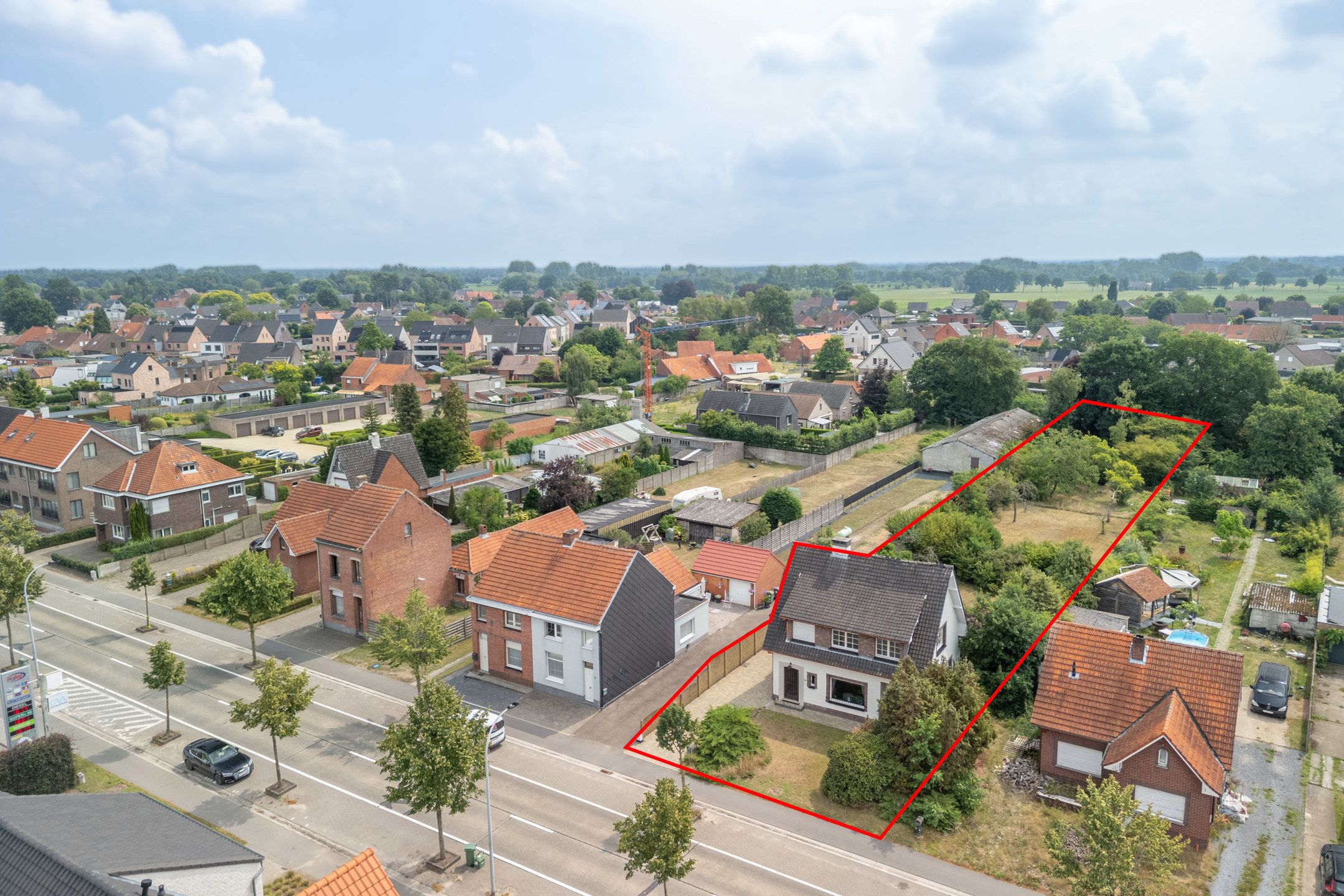 Te renoveren gezinswoning (196m²) op perceel van 1.943m². foto 2