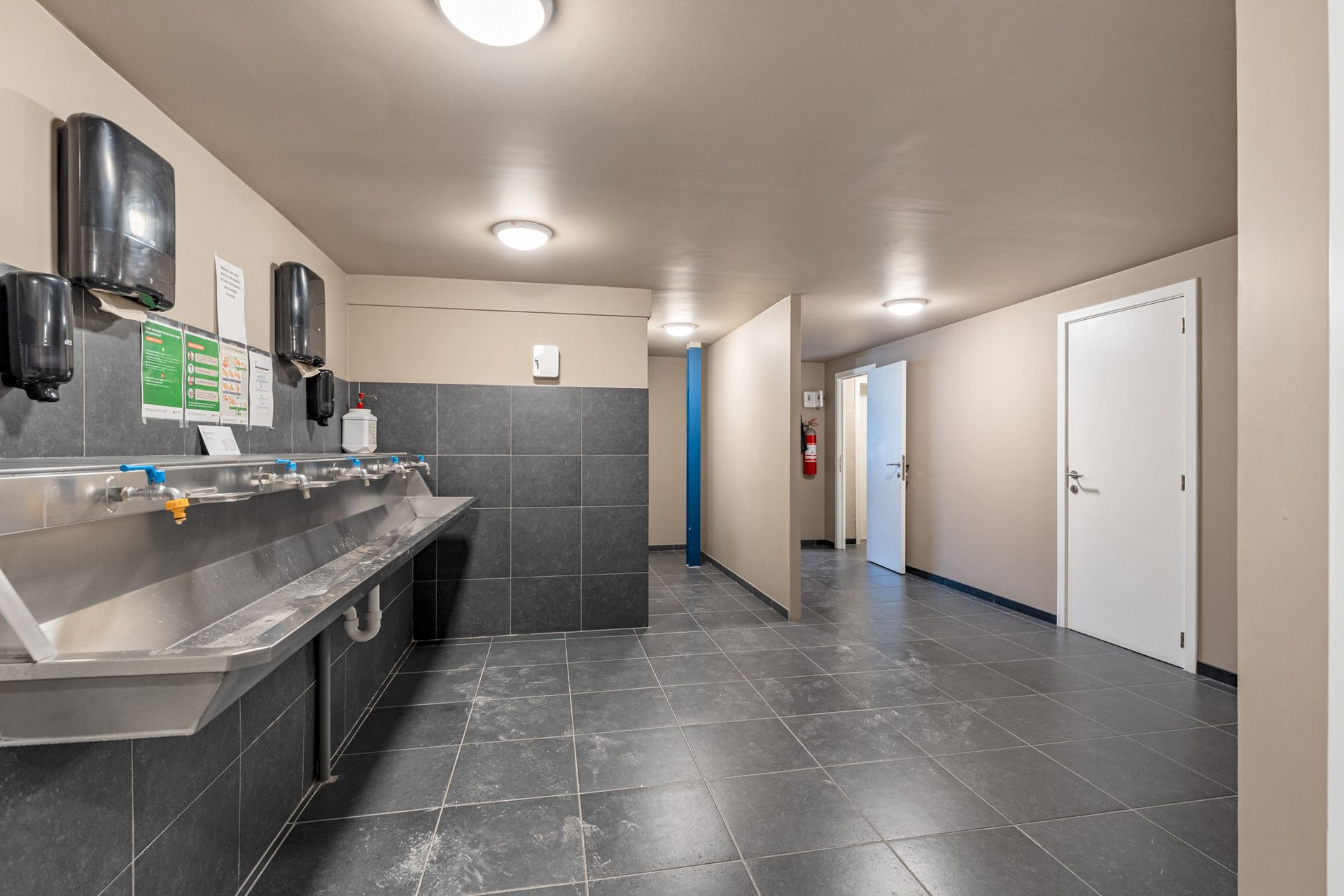 GEBOUW BESTAANDE UIT APP, 3 KANTOORVLOEREN & WERKPLAATS TE BILZEN. foto 38