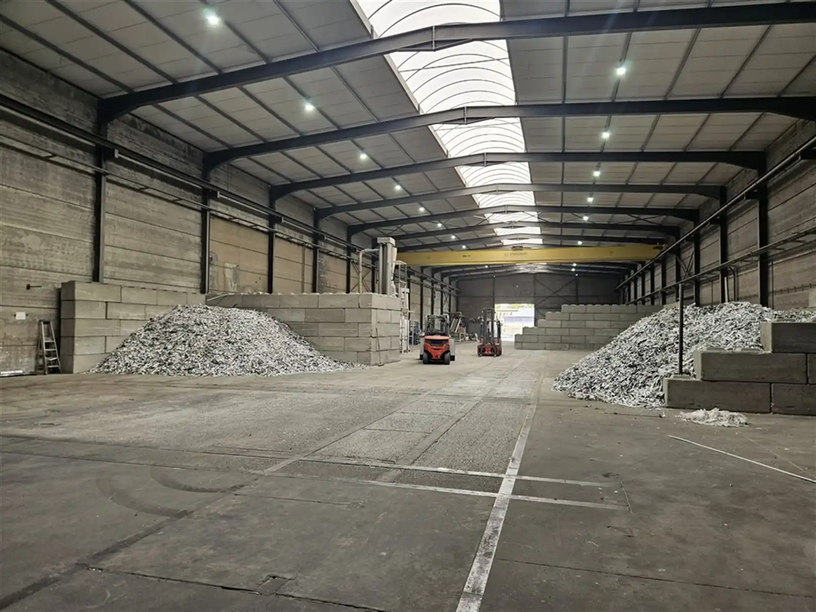 Magazijn met rolbrug en verhard terrein foto 2