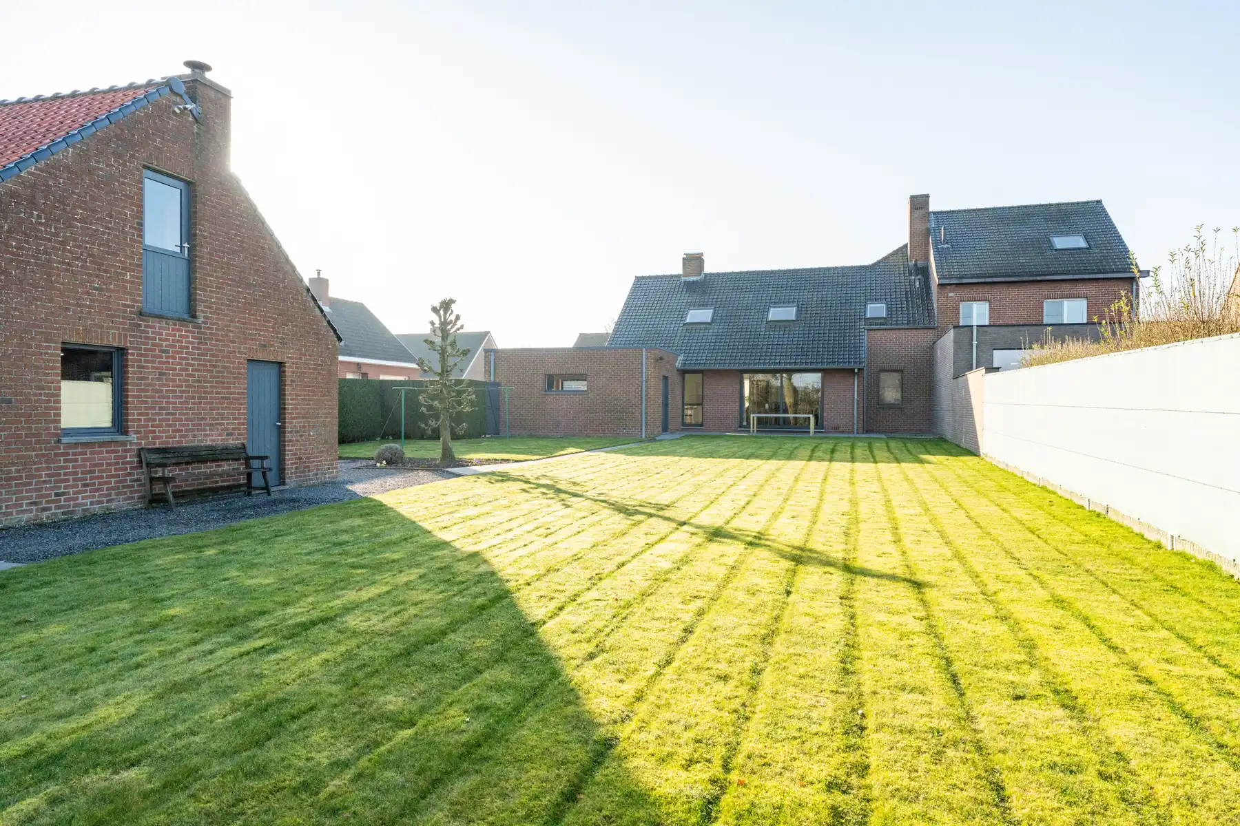 Verzorgde woning met ruim bijgebouw op perceel van 1.369 m² foto 24