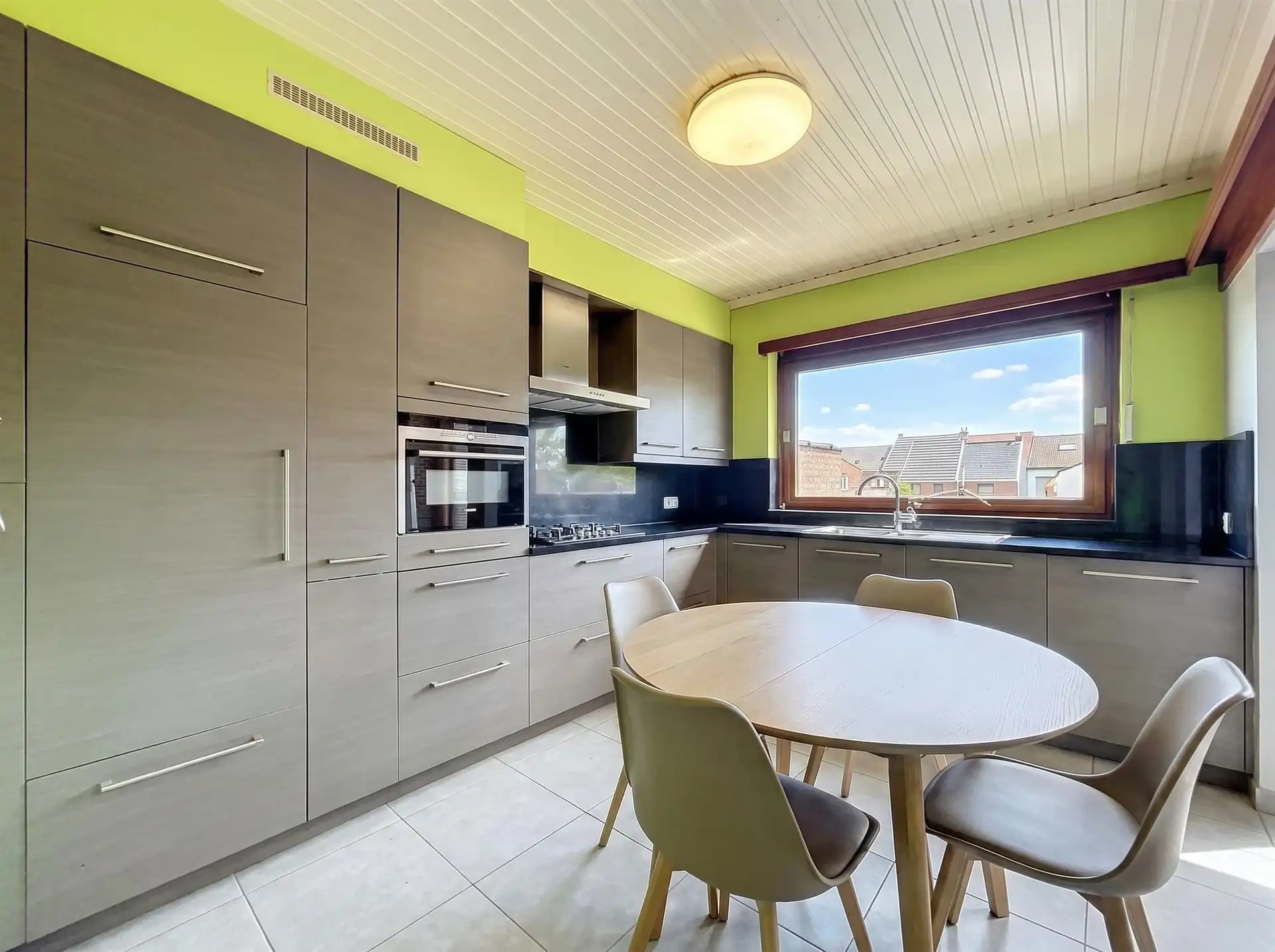instapklare gezinswoning met 3 slaapkamers, garage en ruime tuin op toplocatie foto 5