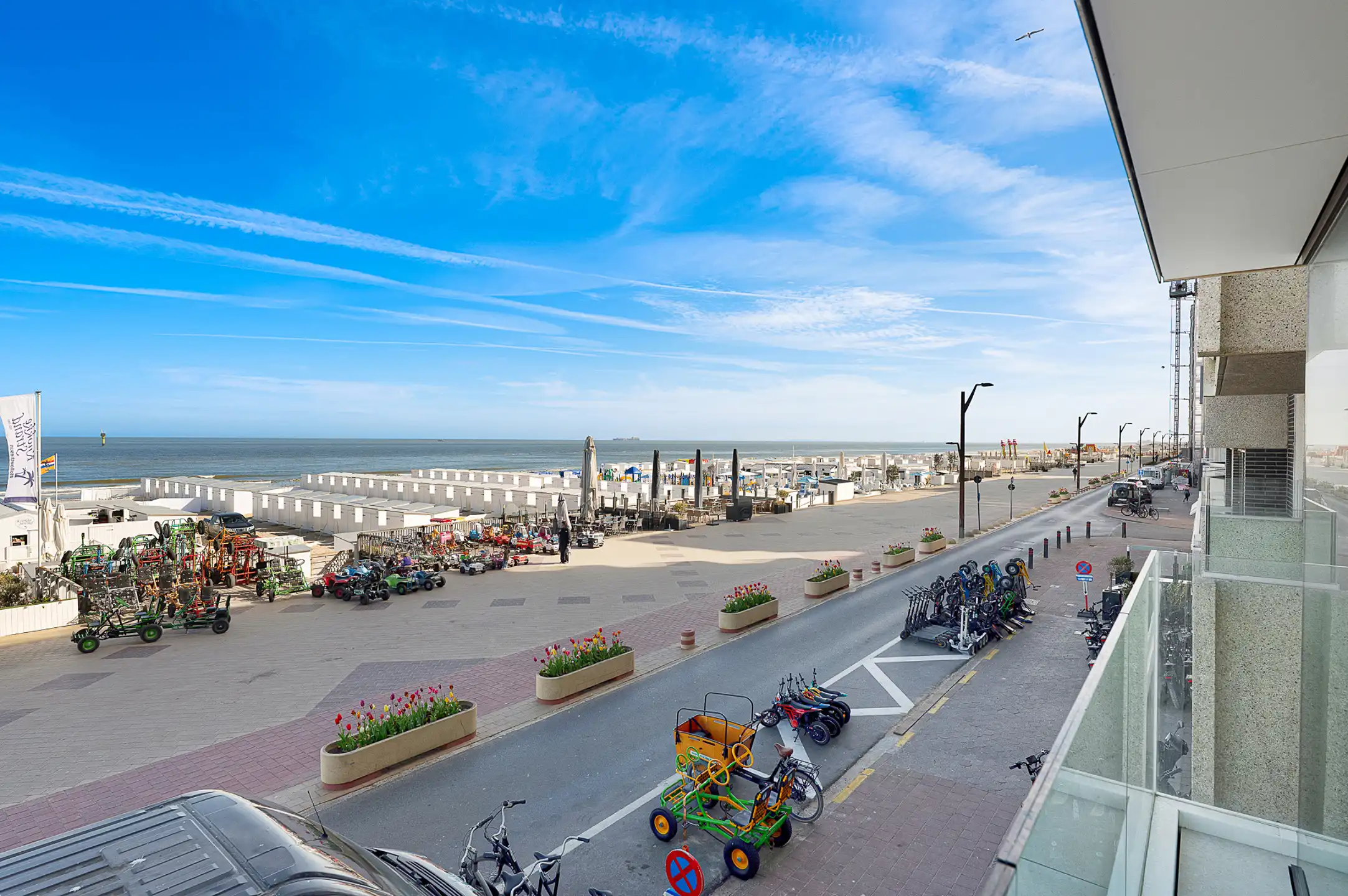 Stijlvol gerenoveerd appartement met frontaal zeezicht   foto 2