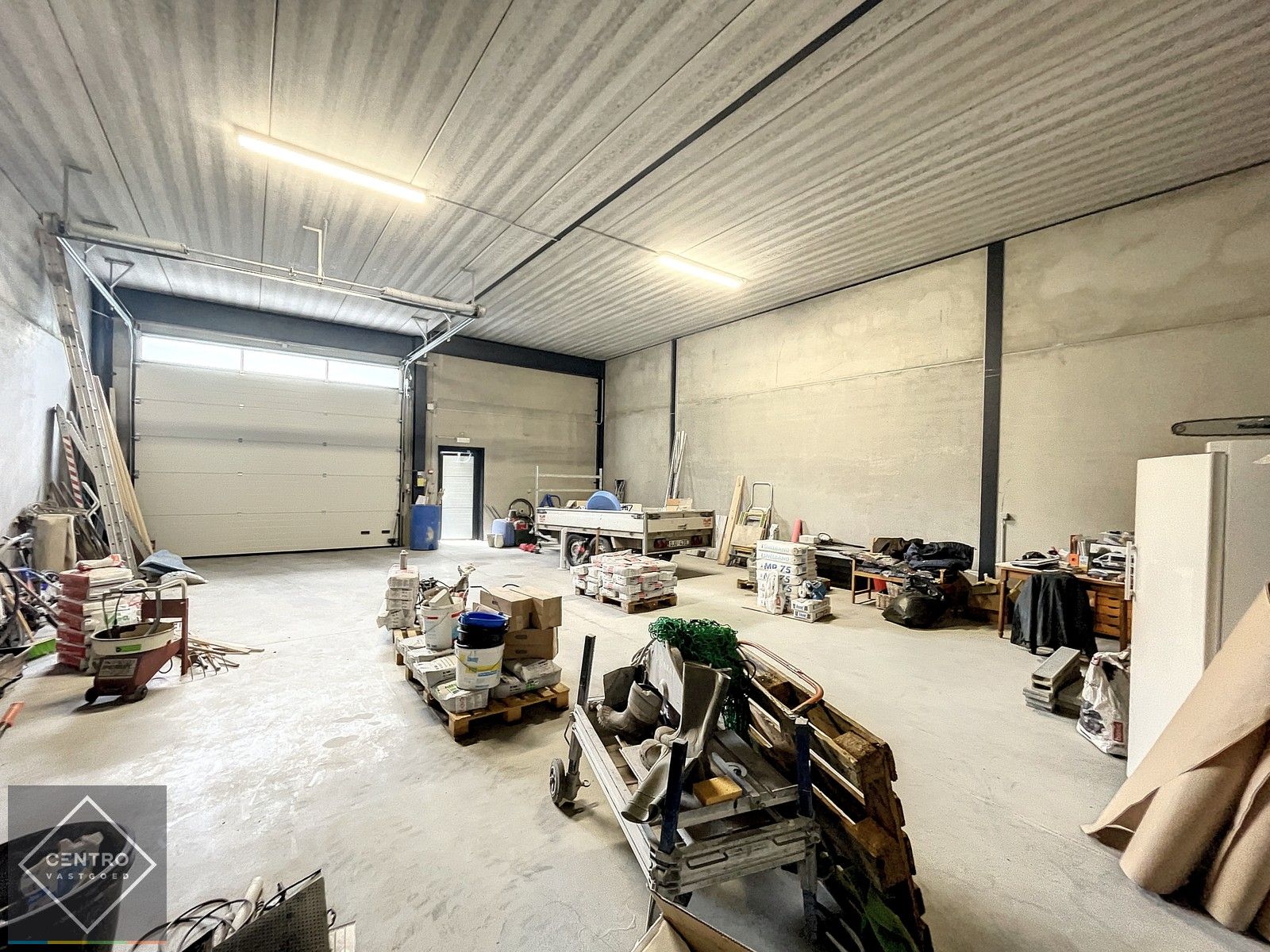 NB MAGAZIJN (130m²) met hoge sectionaalpoort op ambachtelijke zone te Blankenberge. foto 2