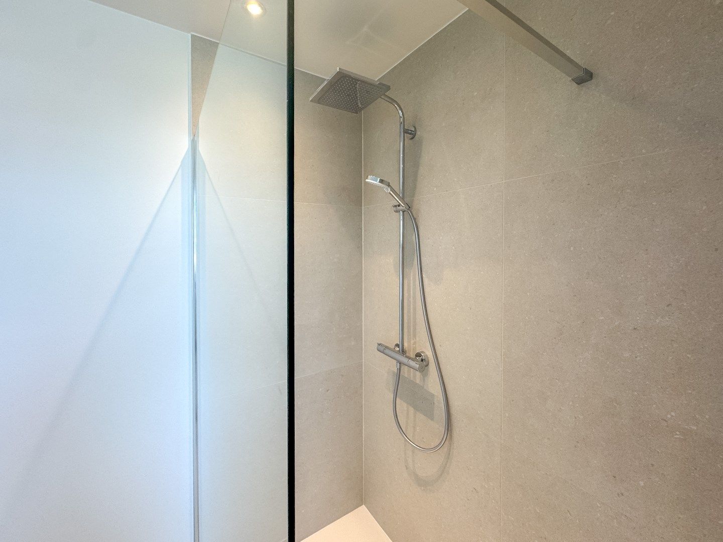 Ruim instapklaar nieuwbouwappartement (167 m²) met 3 slaapkamers en groot terras in centrum Eernegem foto 12