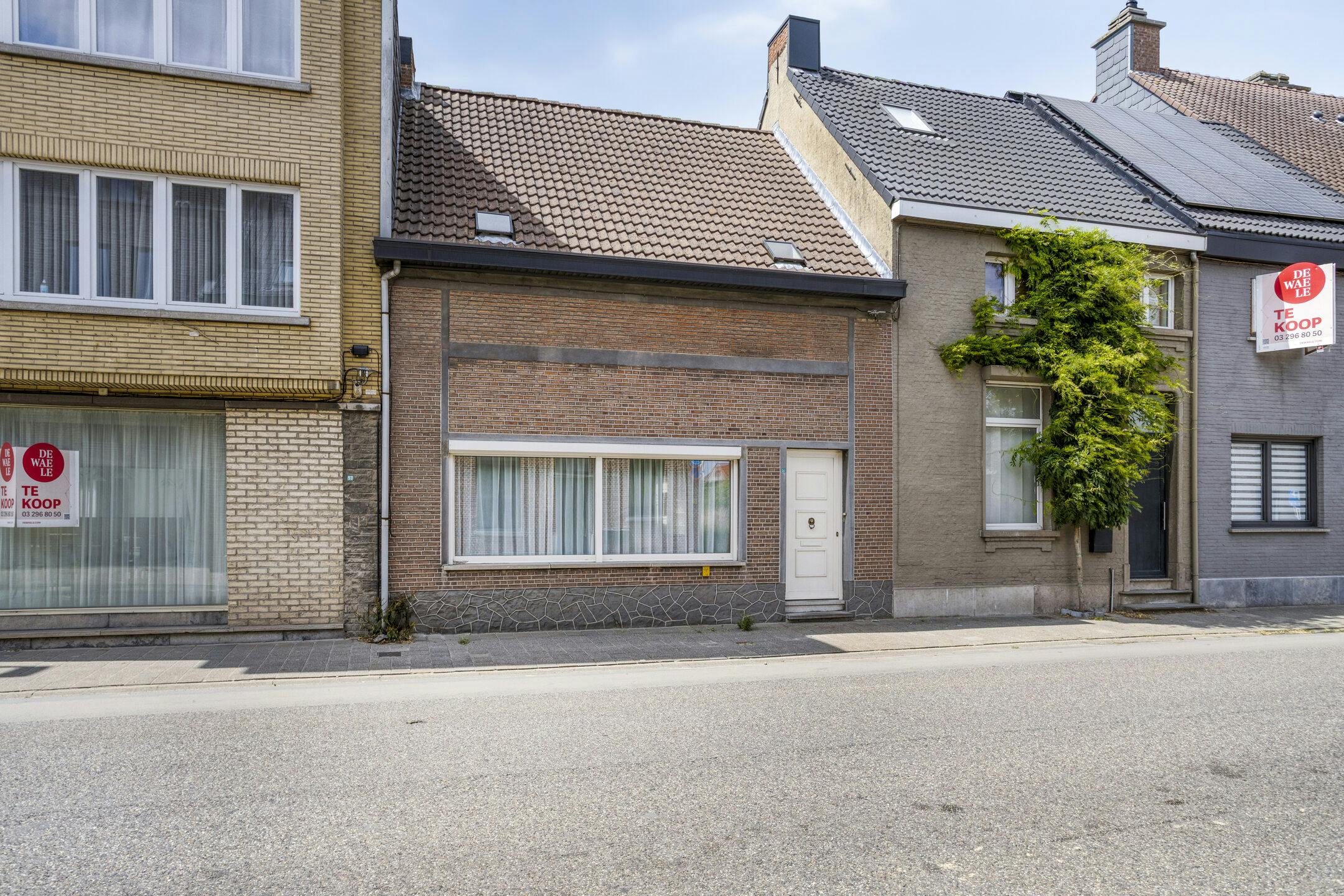 Hoofdfoto van de publicatie: Te renoveren huis met vier slaapkamers en tuin in het centrum