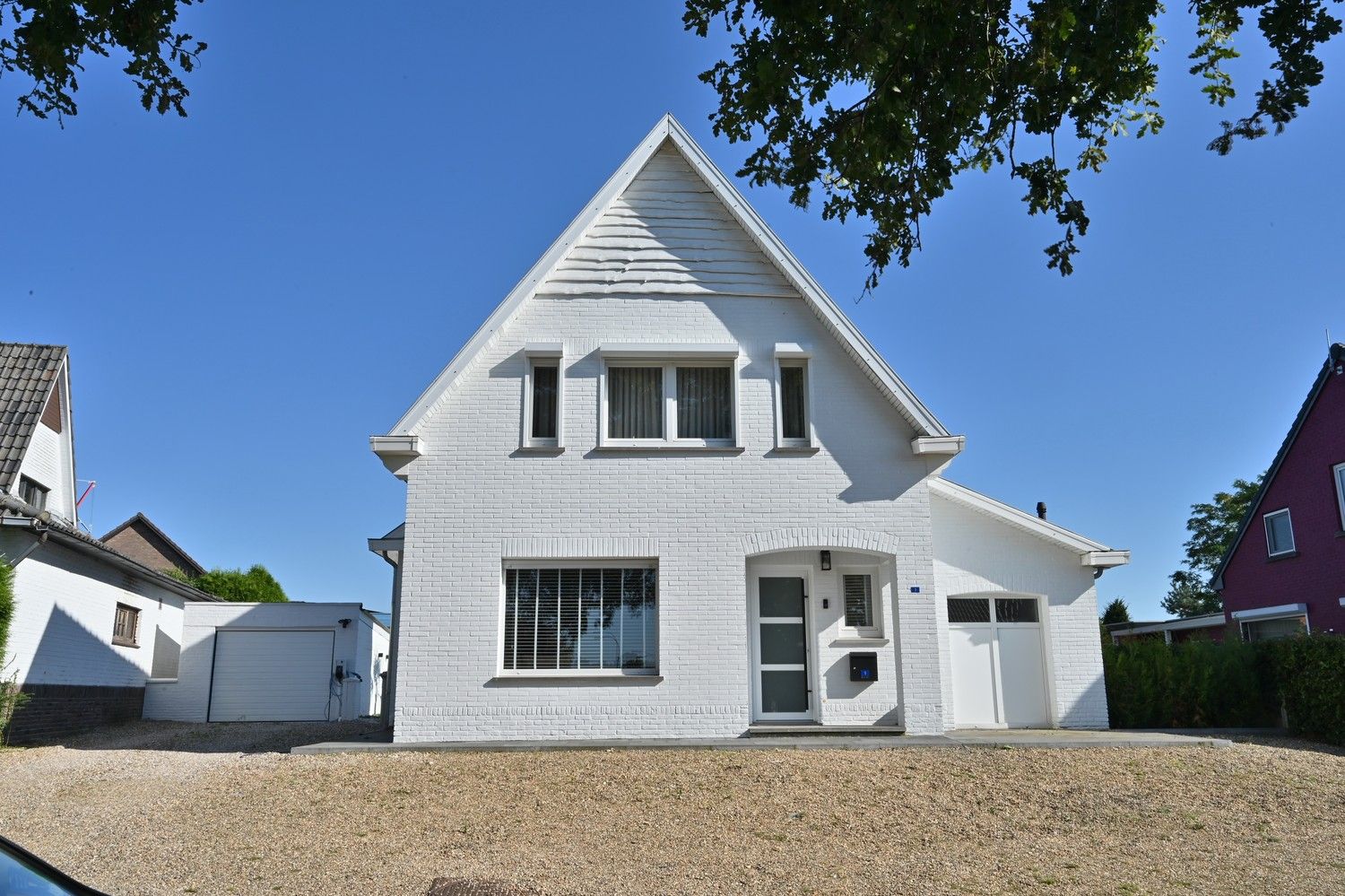 Instapklare, gemoderniseerde woning met 21 zonnepanelen, garage en bijgebouw, residentieel gelegen in Lanaken foto 1