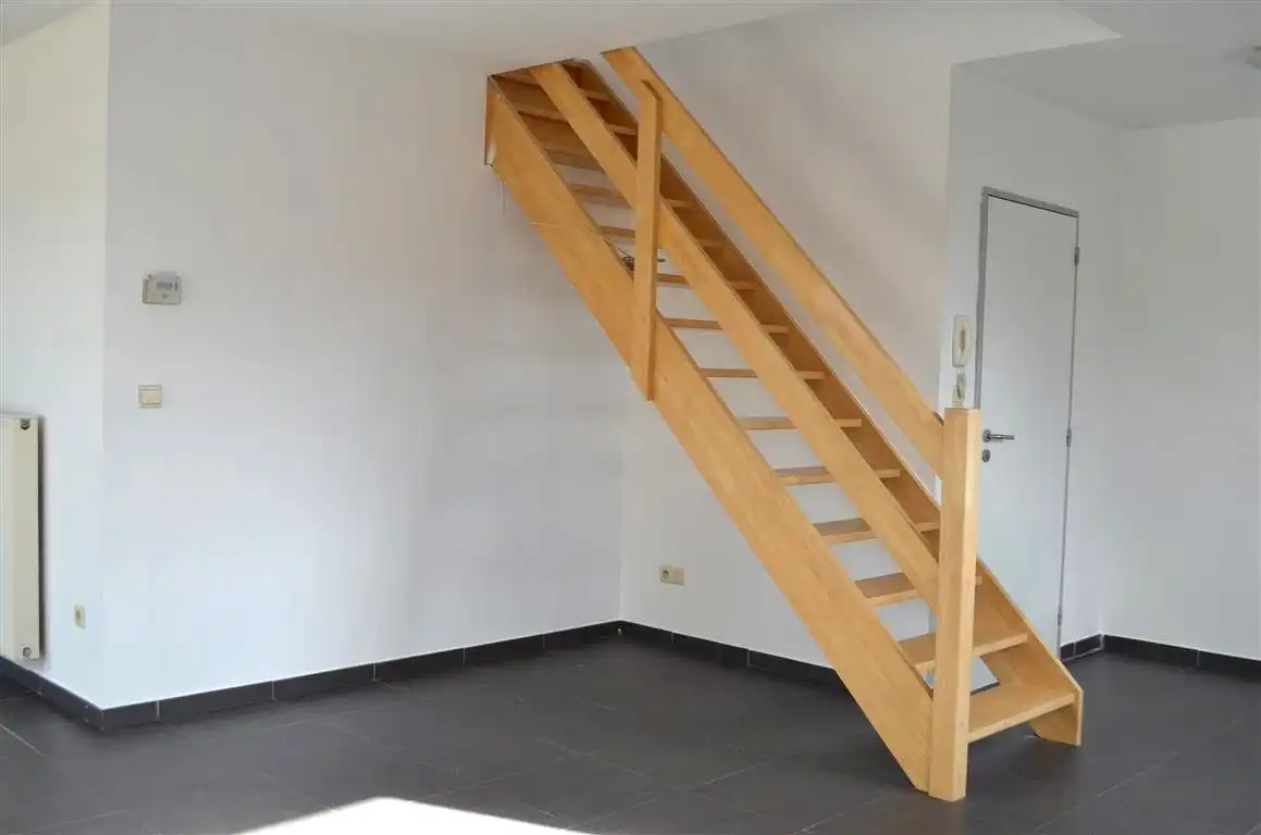 Ruim appartement van bouwjaar 2004 met twee slaapkamers, ondergrondse autostaanplaats en kelder. foto 4