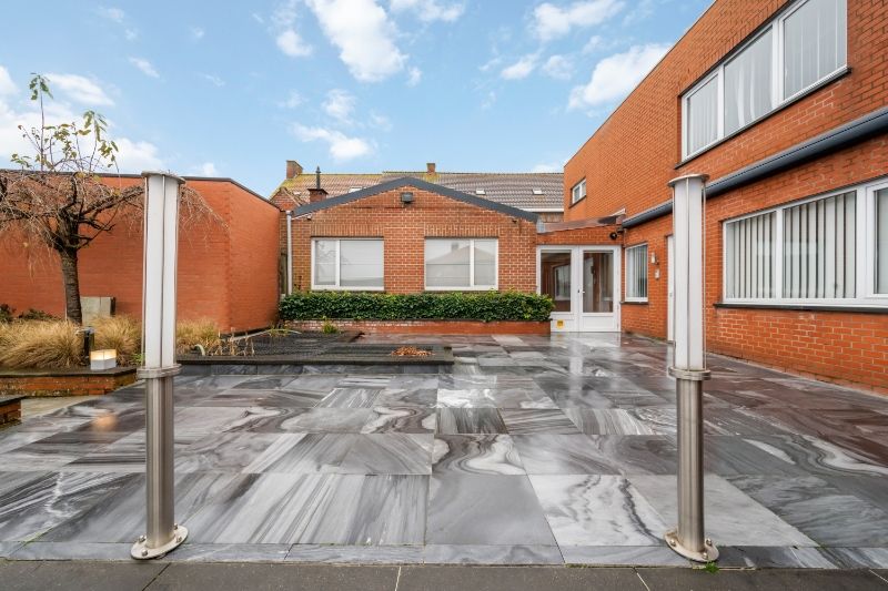 Zonnebeke-Passendale.  Wonen en werken, grote verzorgde woning met > 5 slaapkamers en aparte >60m2 kantoorruimte / praktijk / hobbyruimte met aparte ingang. foto 2