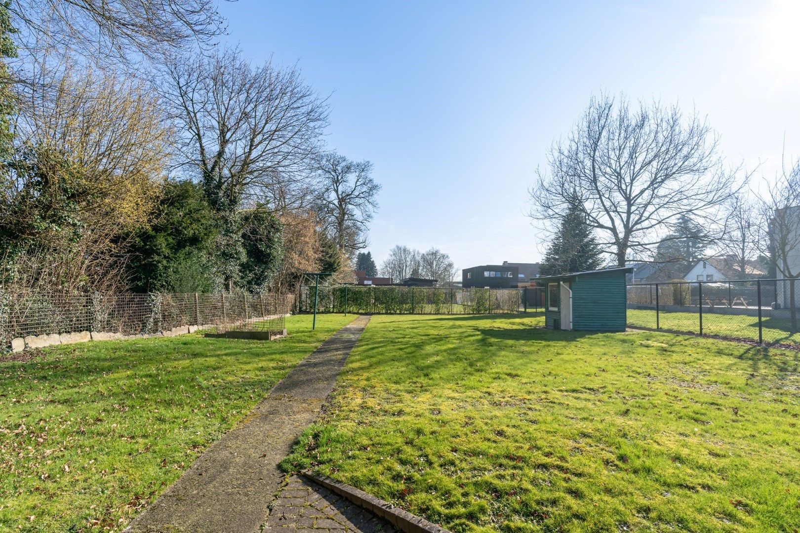 Statige herenwoning met tuin, herbestemd tot meergezinswoning met twee wooneenheden en garages in het centrum van Hoeselt foto 16