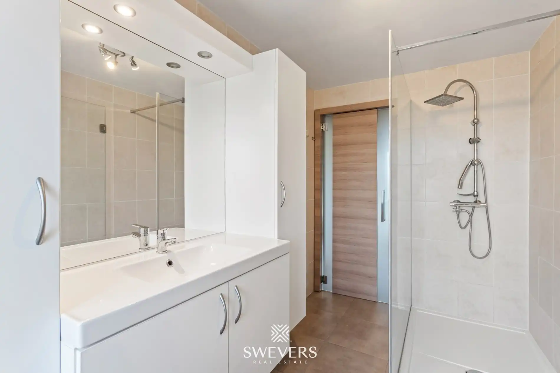 Ideale gezinswoning, instapklaar met ruime tuin en bouwgrond foto 12