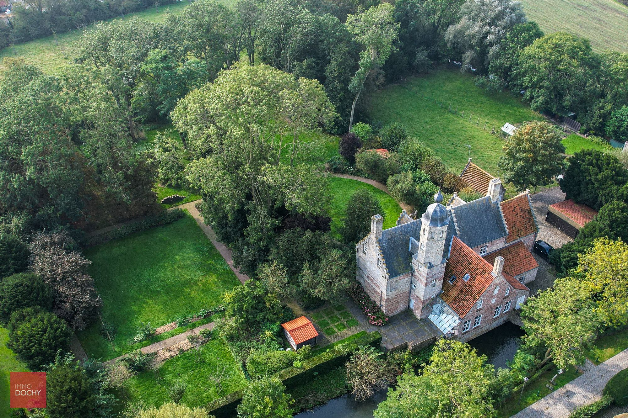 Zeer rustig gelegen, volledig gerestaureerd landhuis (voormalige pastorij) te Houtem foto 1