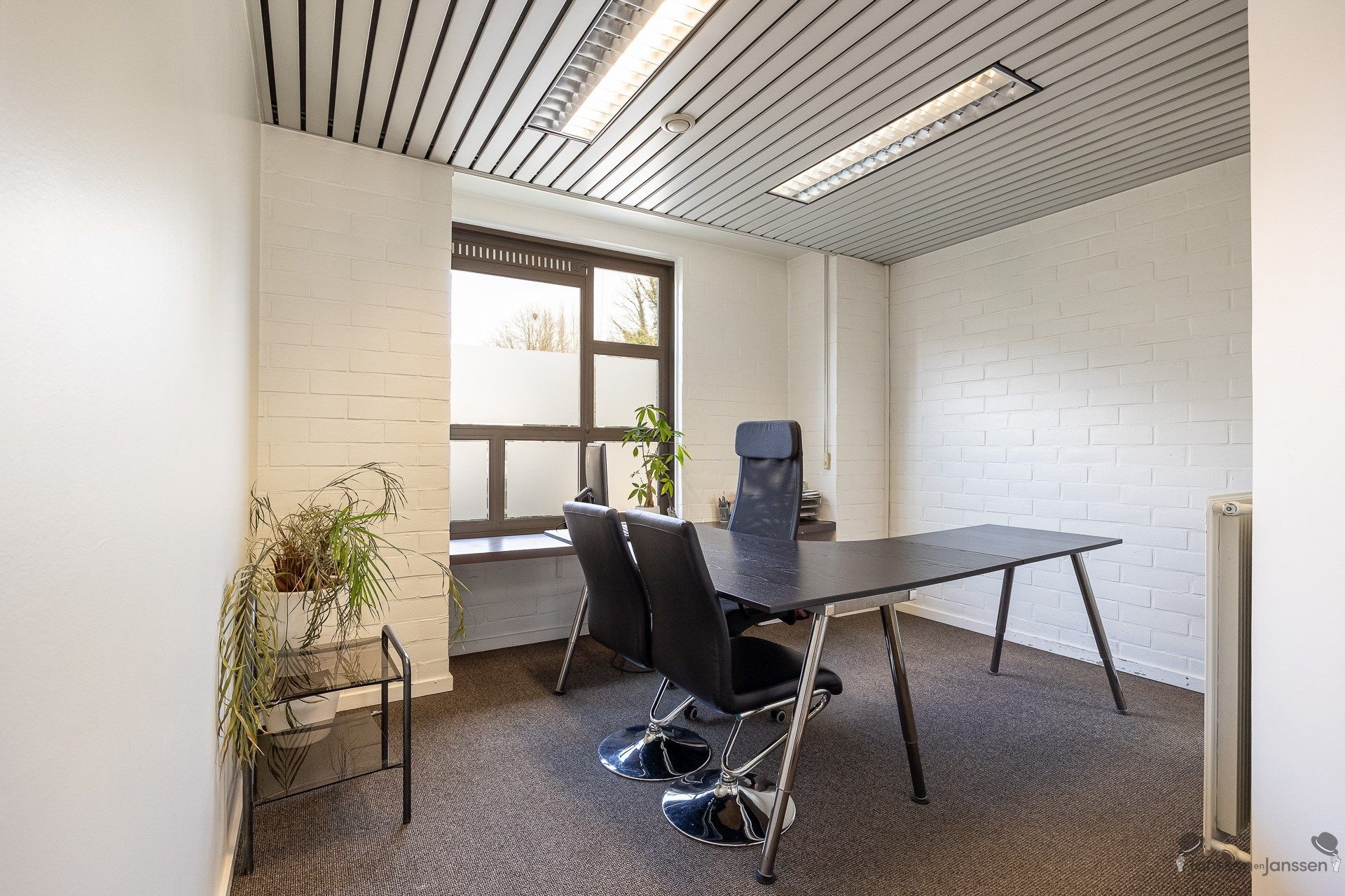 Centraal gelegen handelspand met ruime parking foto 7