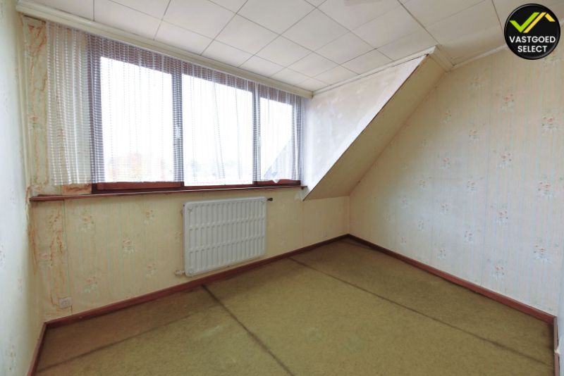 Te koop: Te renoveren kangeroewonen met 4 slaapkamers, badkamer en garage in het centrum van Maldegem – 376 m² perceel foto 18