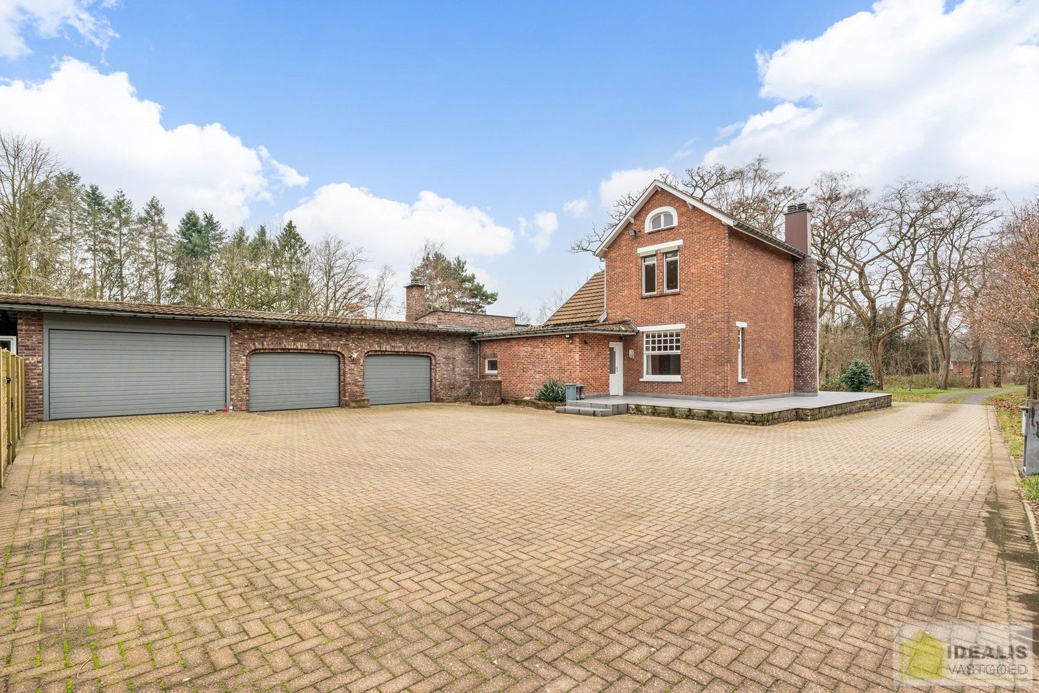 IDEALIS VASTGOED – Ruime te renoveren villa op riant perceel! De villa omvat 198m² netto bewoonbare oppervlakte met een ruime woonkamer en aansluitend uitgeruste keuken, badkamer, 2 grote en 1 kleine slaapkamer, kelder, veranda en 2 garages met sectionale poort van ca. 100m². De villa is gelegen op een prachtig perceel met een oppervlakte van ca. 1,1 hectare (11.000m²)! omgeven door bosgebied! Zeer geschikt voor kandidaten op zoek naar een unieke locatie zeer centraal gelegen, doch volledig omgeven door groen. foto 5