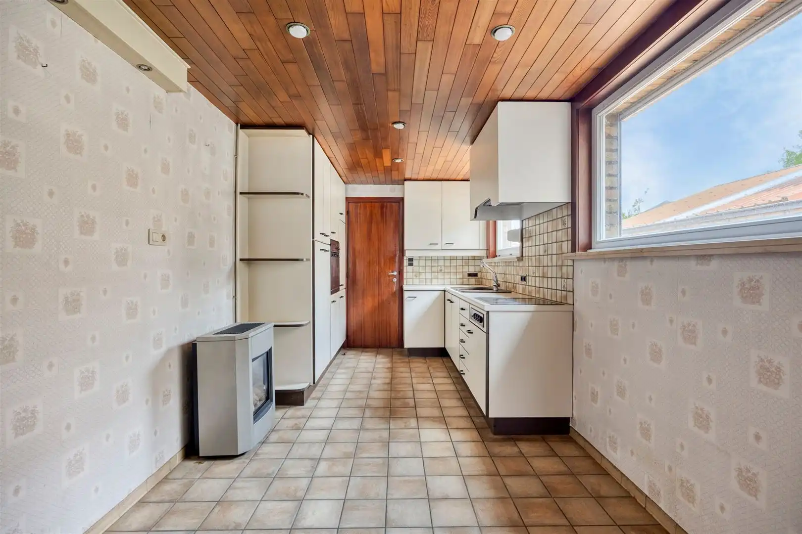 Te renoveren woning met zeer goede structuur en zijtoegang! foto 8
