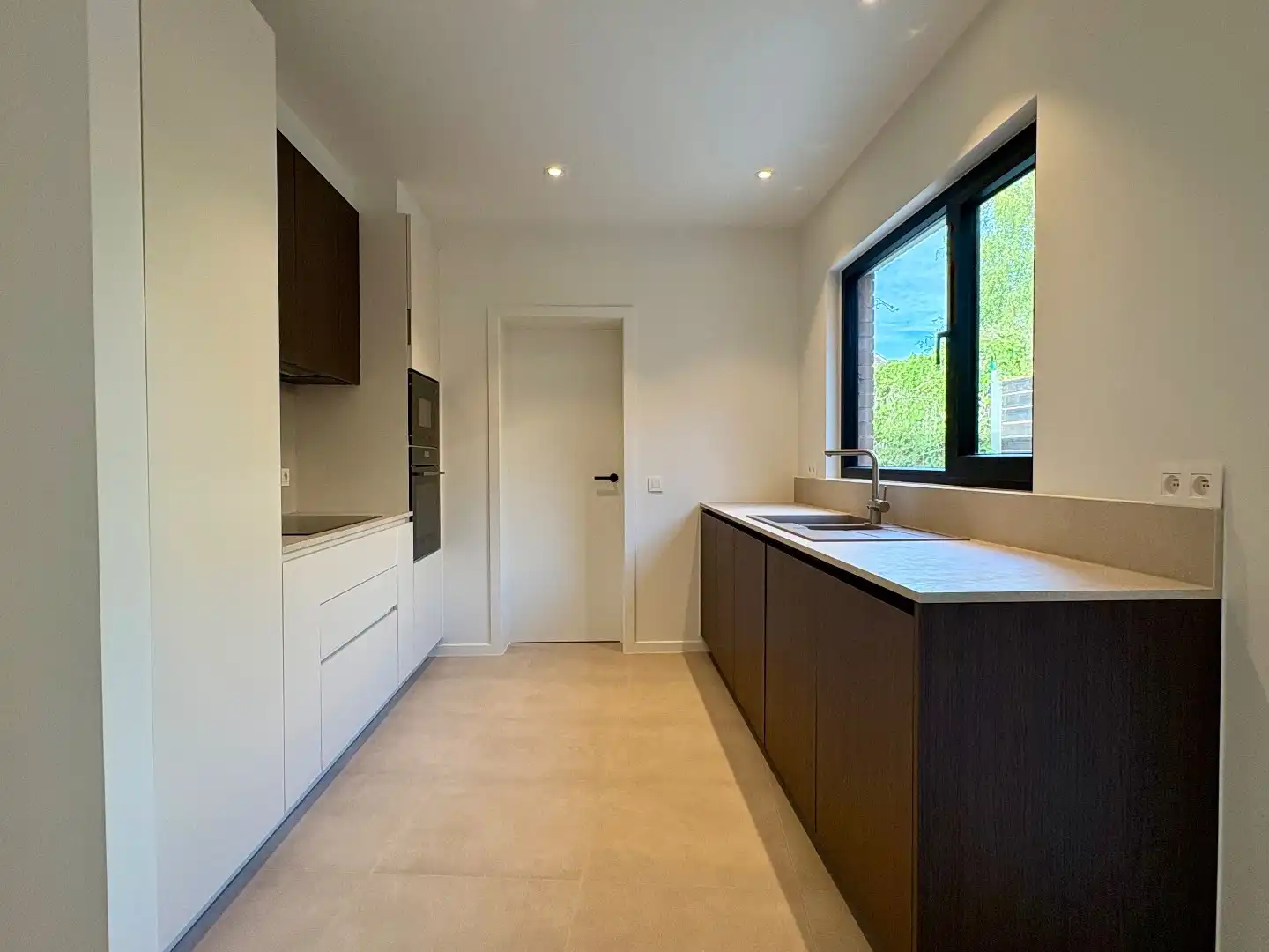 Instapklare nieuwbouwwoning met 3 slaapkamers, terras en stadstuin foto {{pictureIndex}}