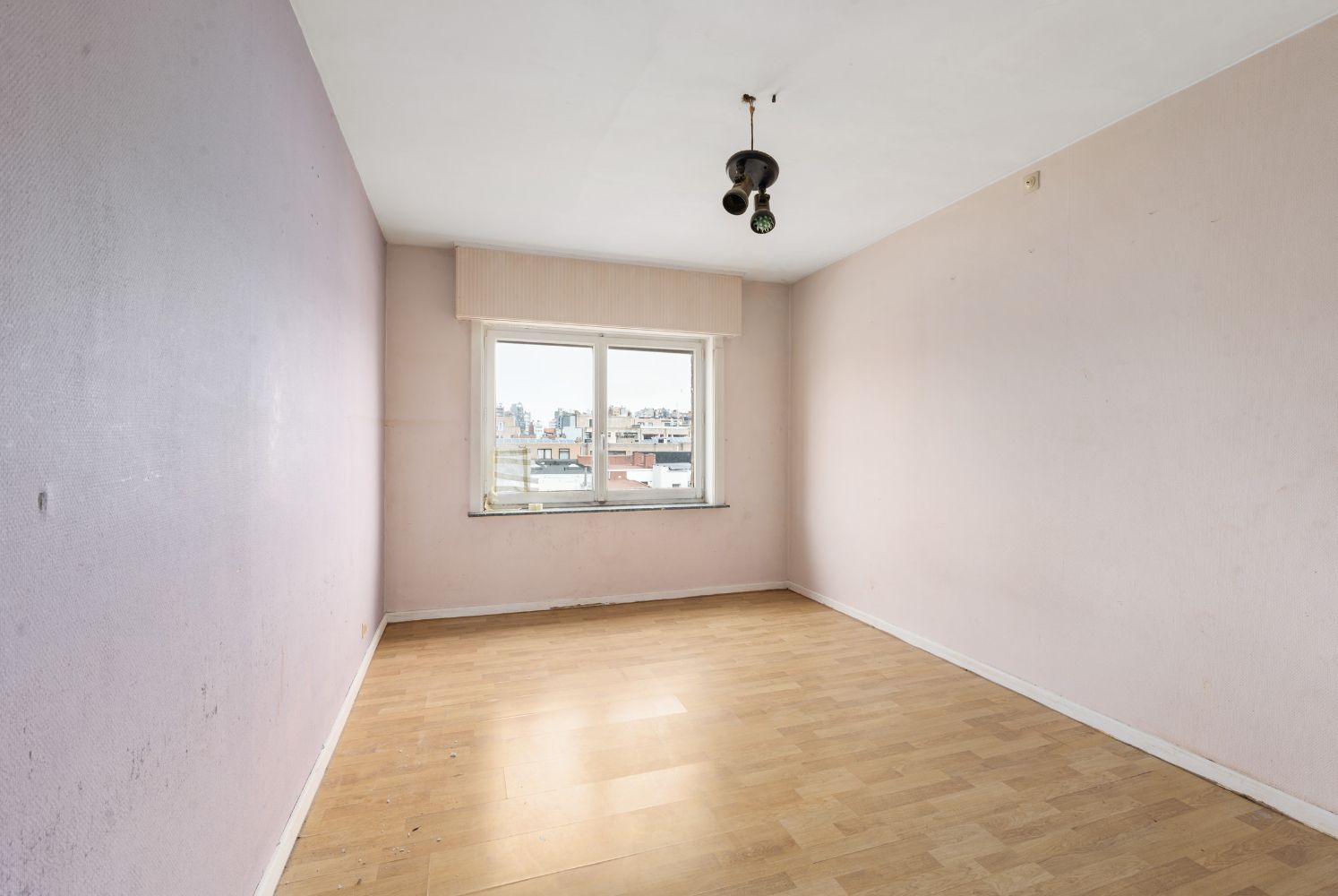 Te renoveren twee slaapkamer appartement vlakbij het station foto 8